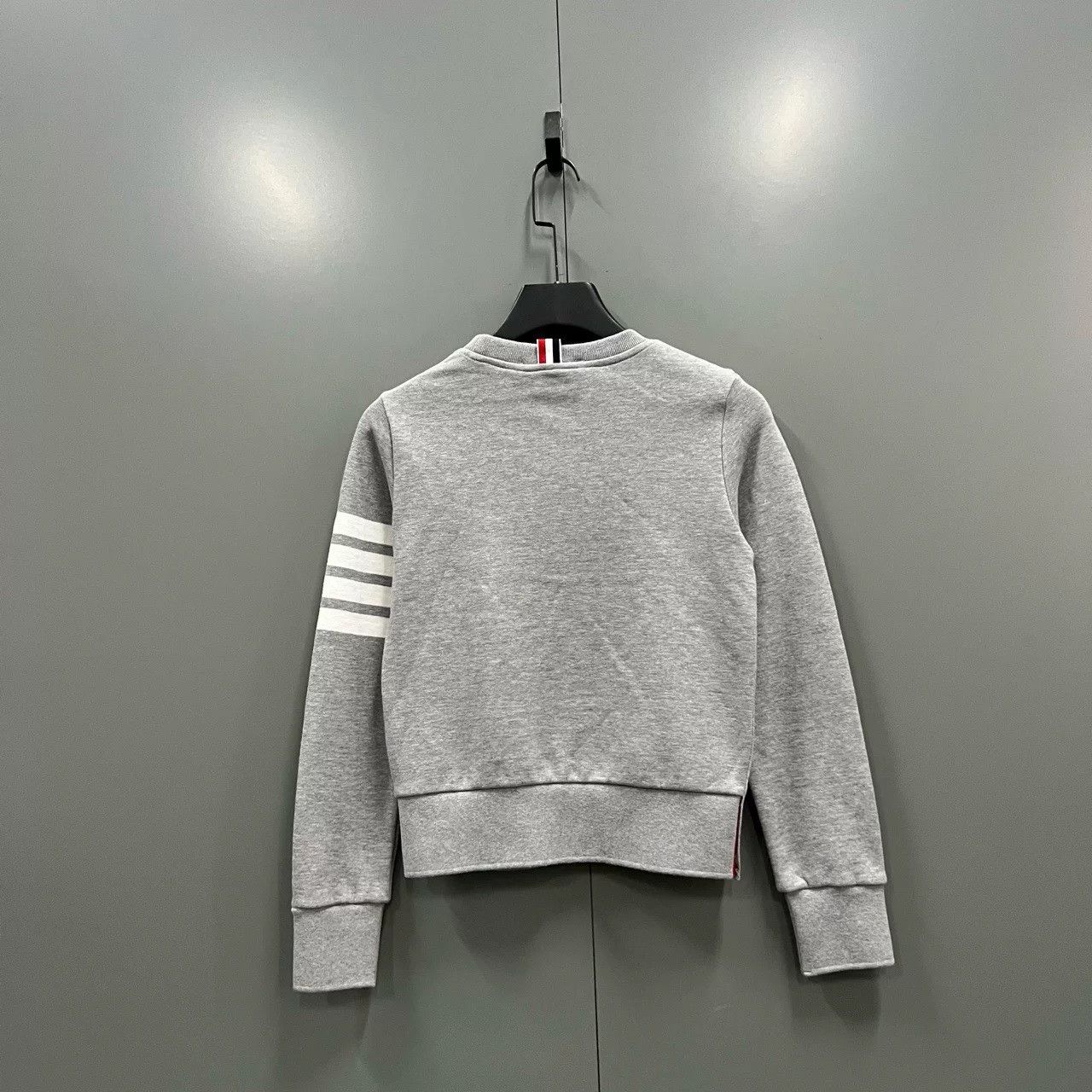 Thom Browne thom browne gray striped crewneck sweatshirt Size US M / EU 48-50 / 2 - 2 Thumbnail