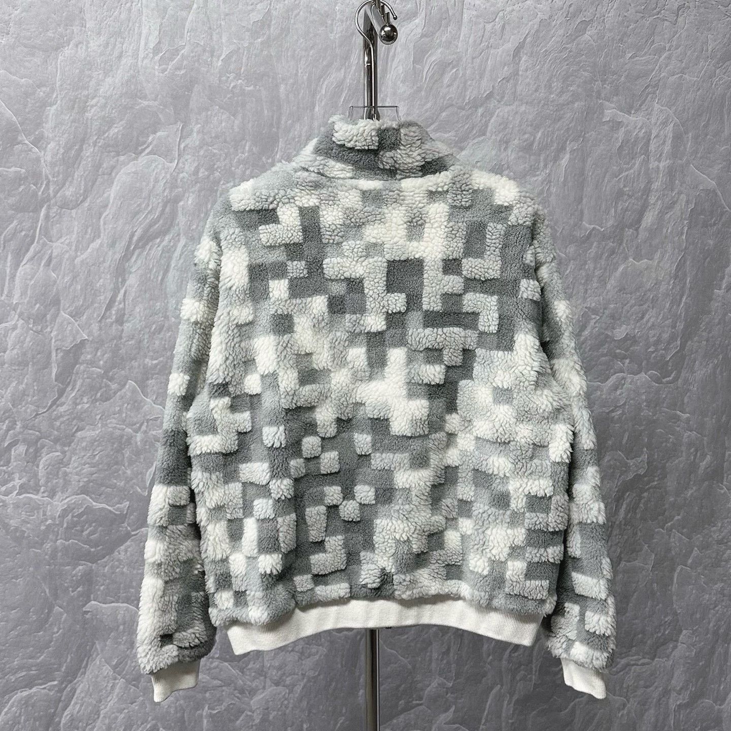 Louis Vuitton louis vuitton gray and white teddy coat Size US M / EU 48-50 / 2 - 4 Thumbnail