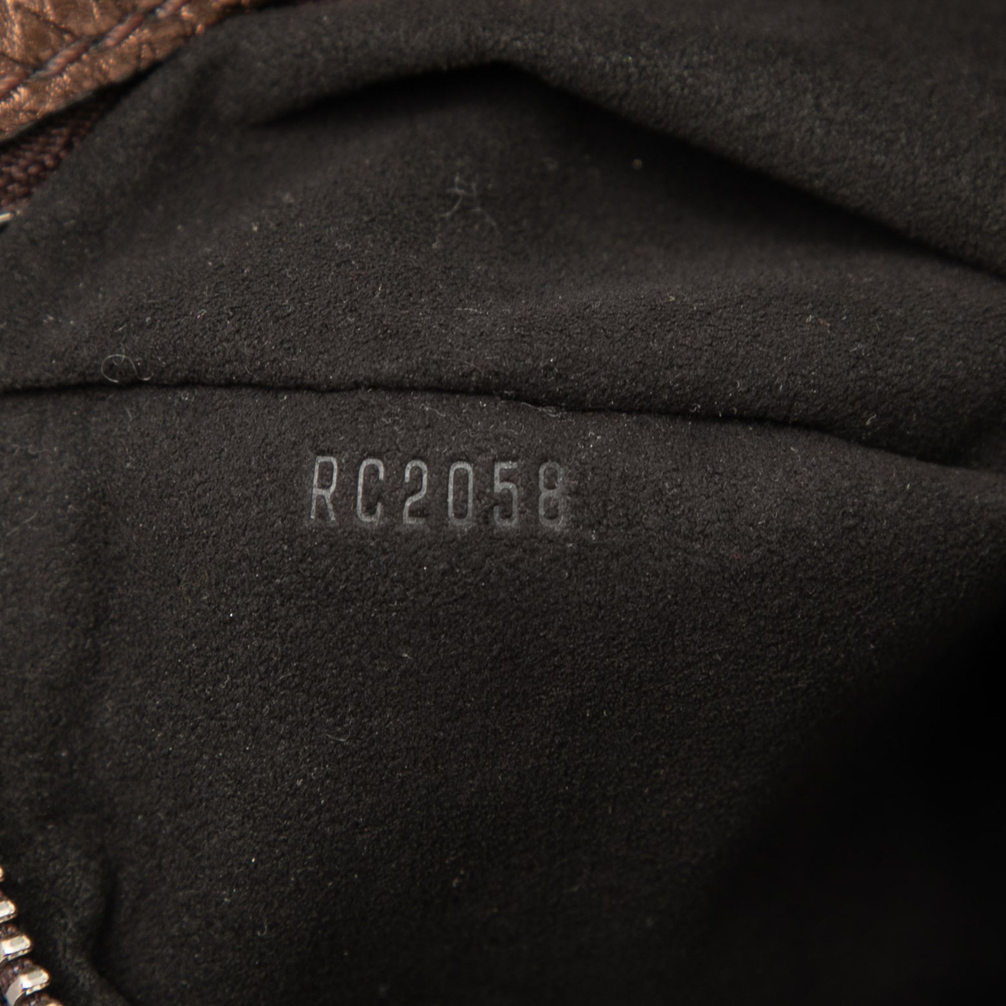 Louis Vuitton Louis Vuitton Monogram Mahina L Hobo Size ONE SIZE - 6 Thumbnail
