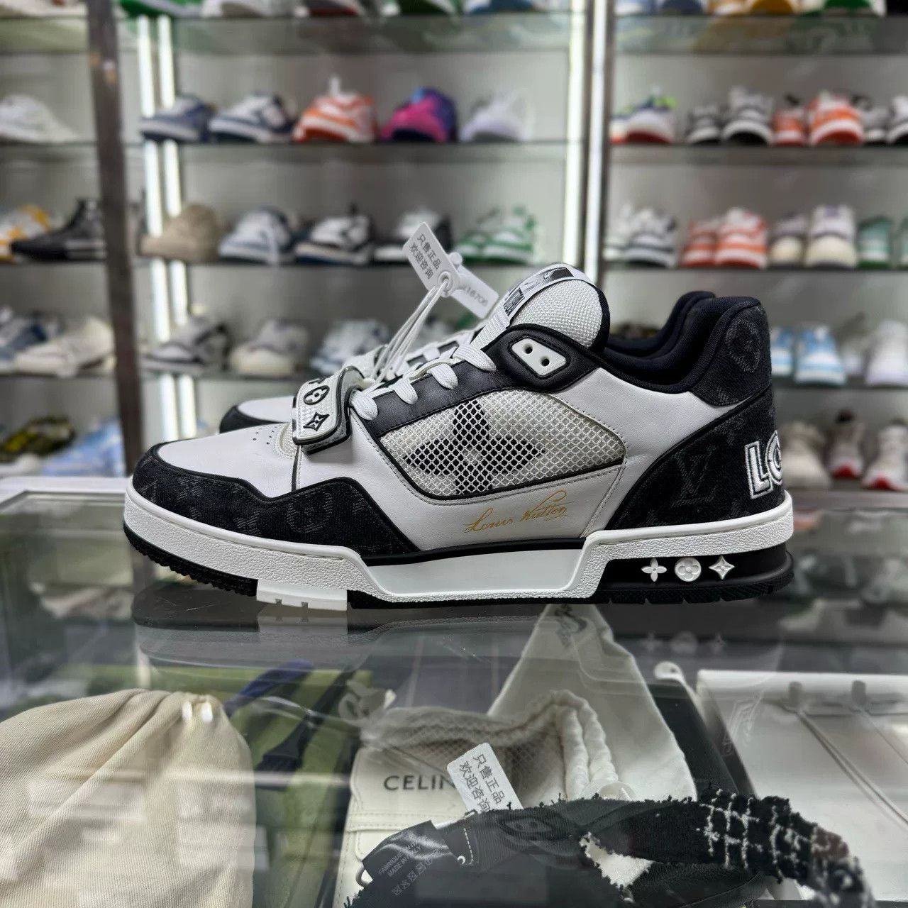 Louis Vuitton louis vuitton lv trainer black and white sneakers Size US 11 / EU 44 - 3 Thumbnail