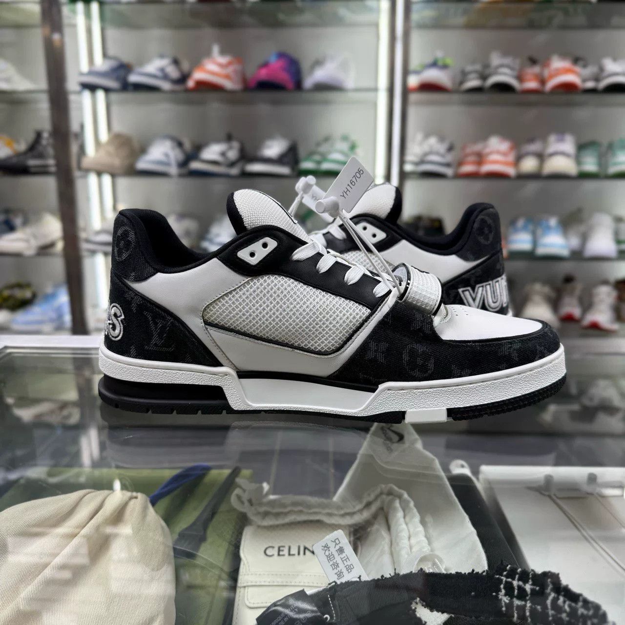Louis Vuitton louis vuitton lv trainer black and white sneakers Size US 11 / EU 44 - 4 Thumbnail