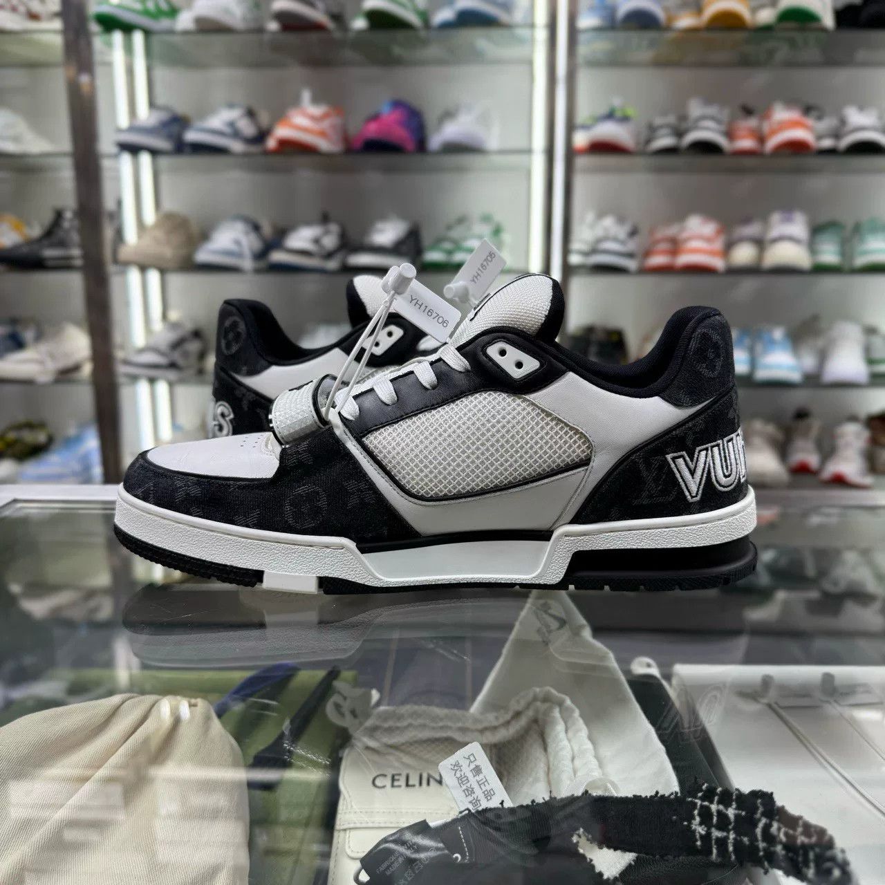 Louis Vuitton louis vuitton lv trainer black and white sneakers Size US 11 / EU 44 - 5 Thumbnail