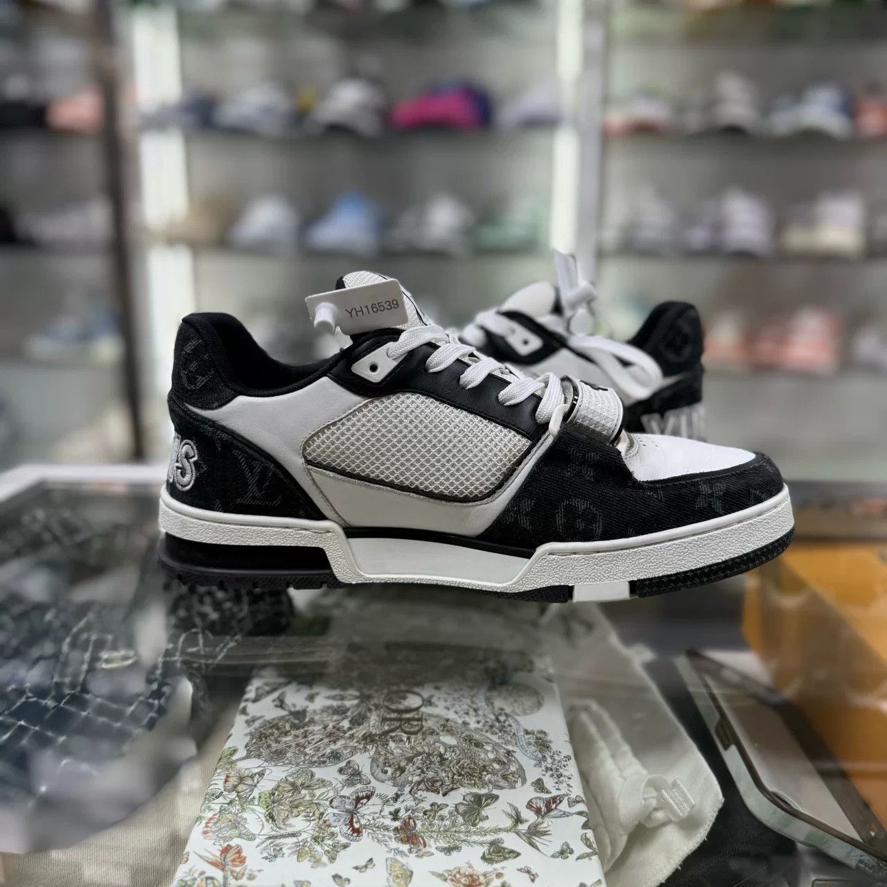 Louis Vuitton louis vuitton lv trainer black and white Size US 8 / EU 41 - 4 Thumbnail