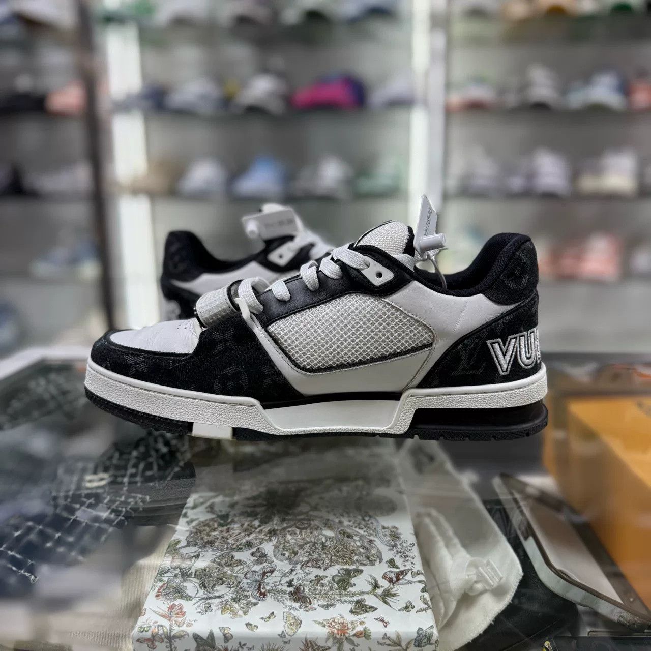 Louis Vuitton louis vuitton lv trainer black and white Size US 8 / EU 41 - 5 Thumbnail
