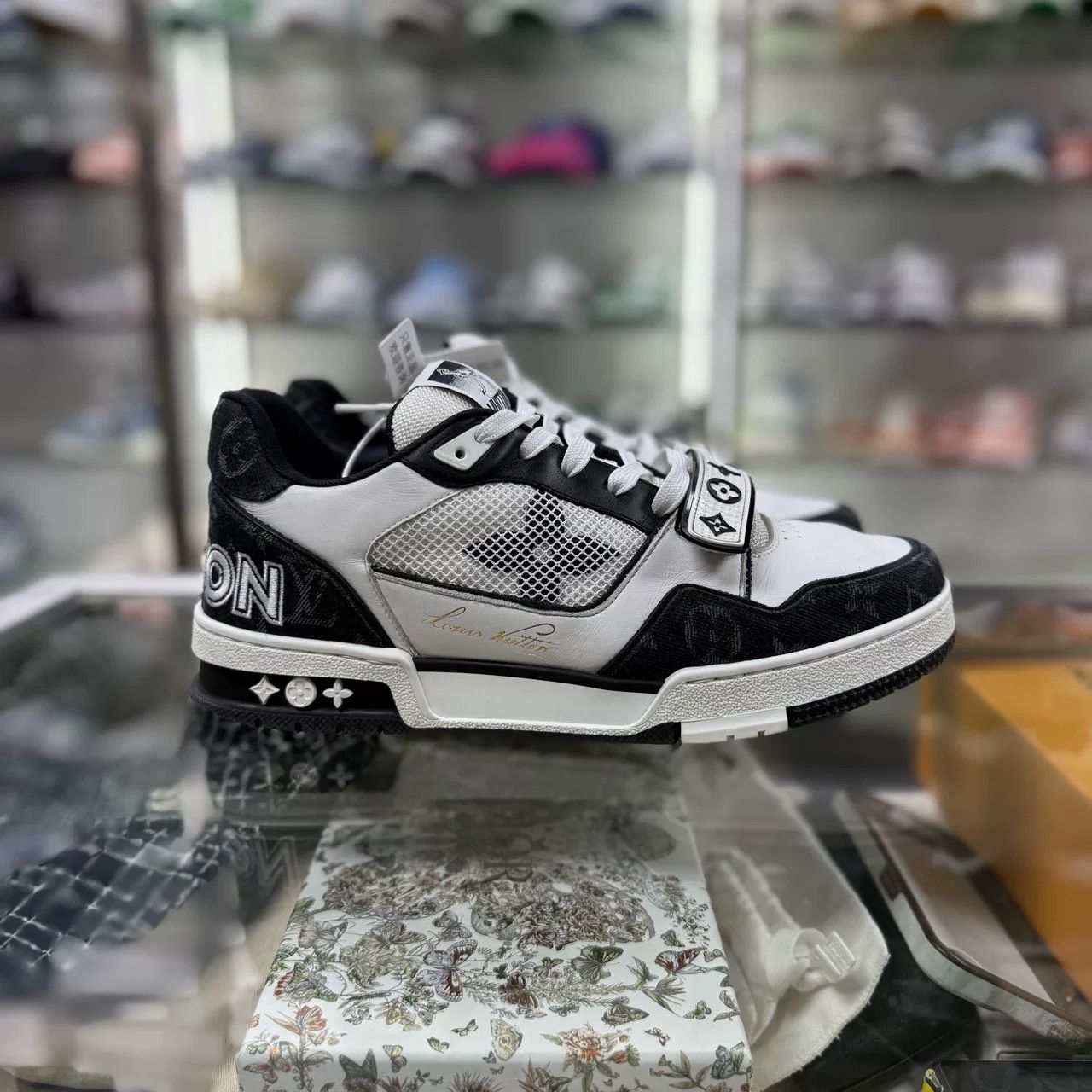 Louis Vuitton louis vuitton lv trainer black and white Size US 8 / EU 41 - 2 Thumbnail