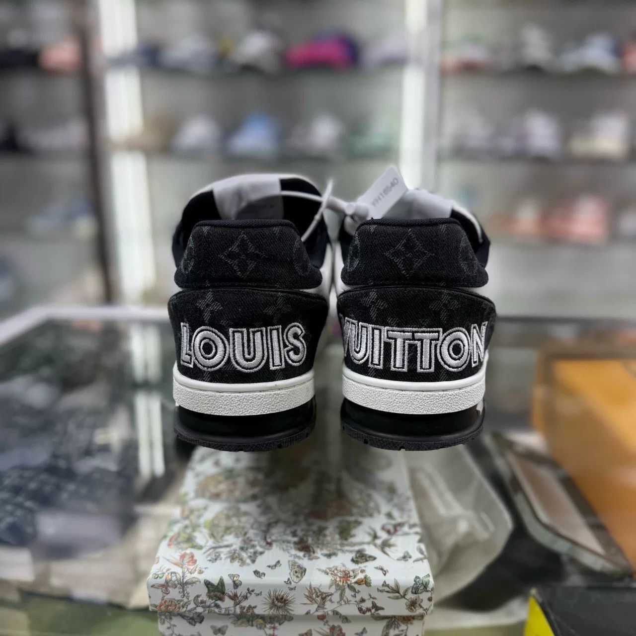 Louis Vuitton louis vuitton lv trainer black and white Size US 8 / EU 41 - 6 Thumbnail