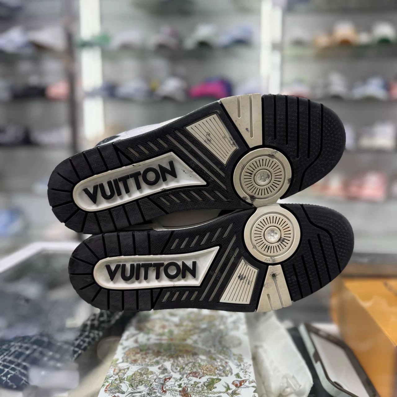 Louis Vuitton louis vuitton lv trainer black and white Size US 8 / EU 41 - 7 Thumbnail