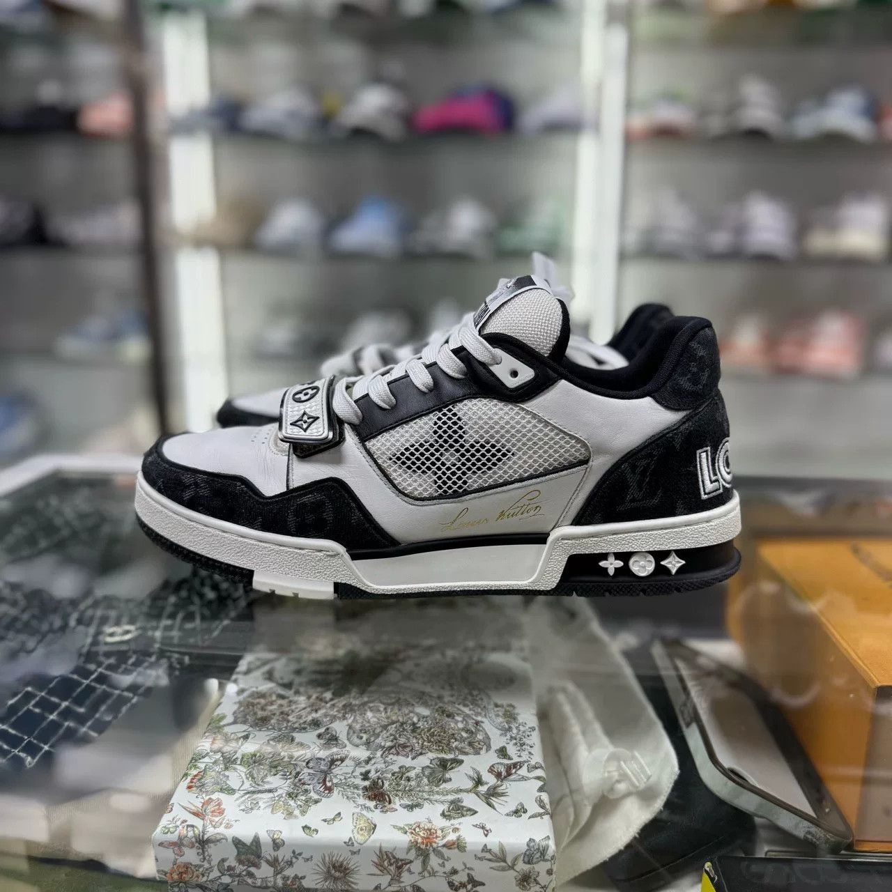 Louis Vuitton louis vuitton lv trainer black and white Size US 8 / EU 41 - 3 Thumbnail