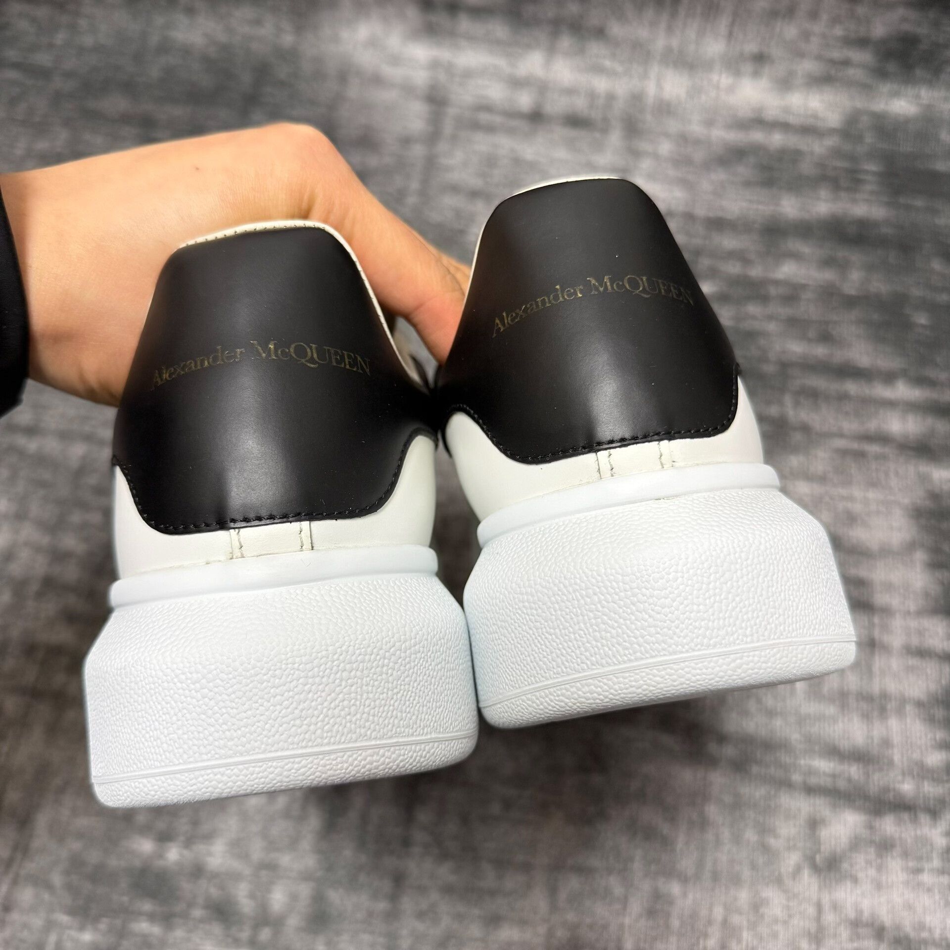 Alexander McQueen Alexander McQueen Oversized Sneaker in Black and White Size US 9 / EU 42 - 6 Thumbnail