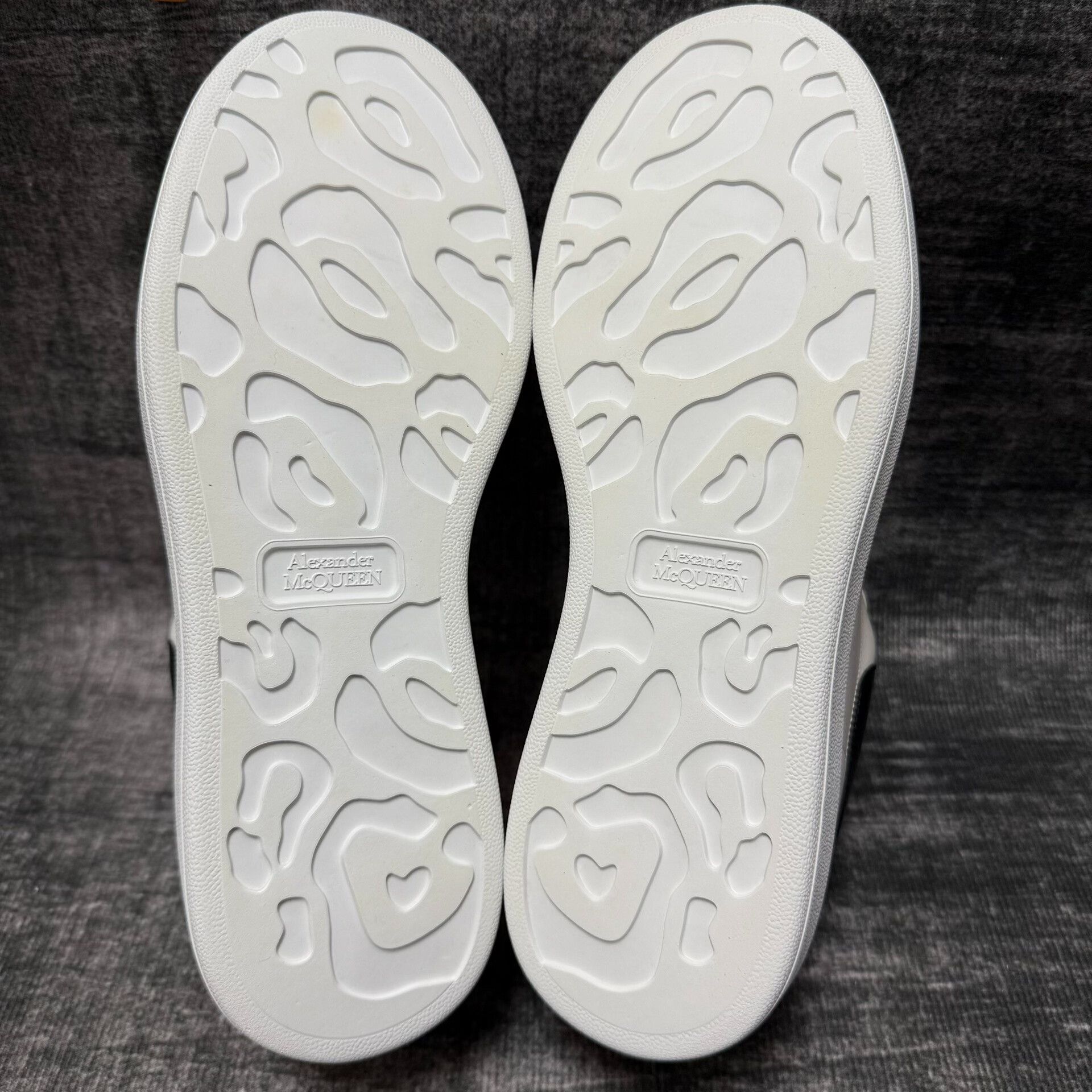Alexander McQueen Alexander McQueen Oversized Sneaker in Black and White Size US 9 / EU 42 - 8 Thumbnail