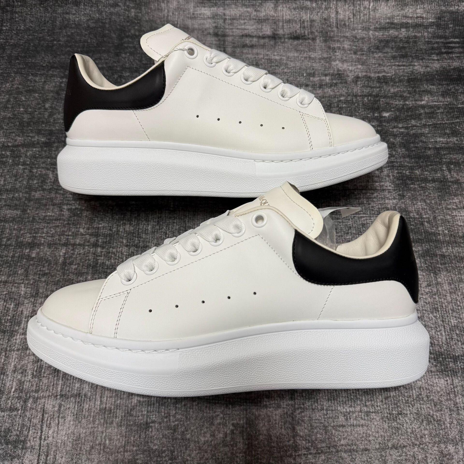 Alexander McQueen alexander mcqueen oversized sneaker in smooth leather Size US 9 / EU 42 - 3 Thumbnail