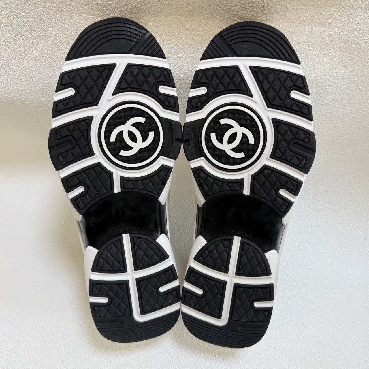 Chanel chanel black and white low-top sneakers Size US 9 / EU 42 - 7 Thumbnail