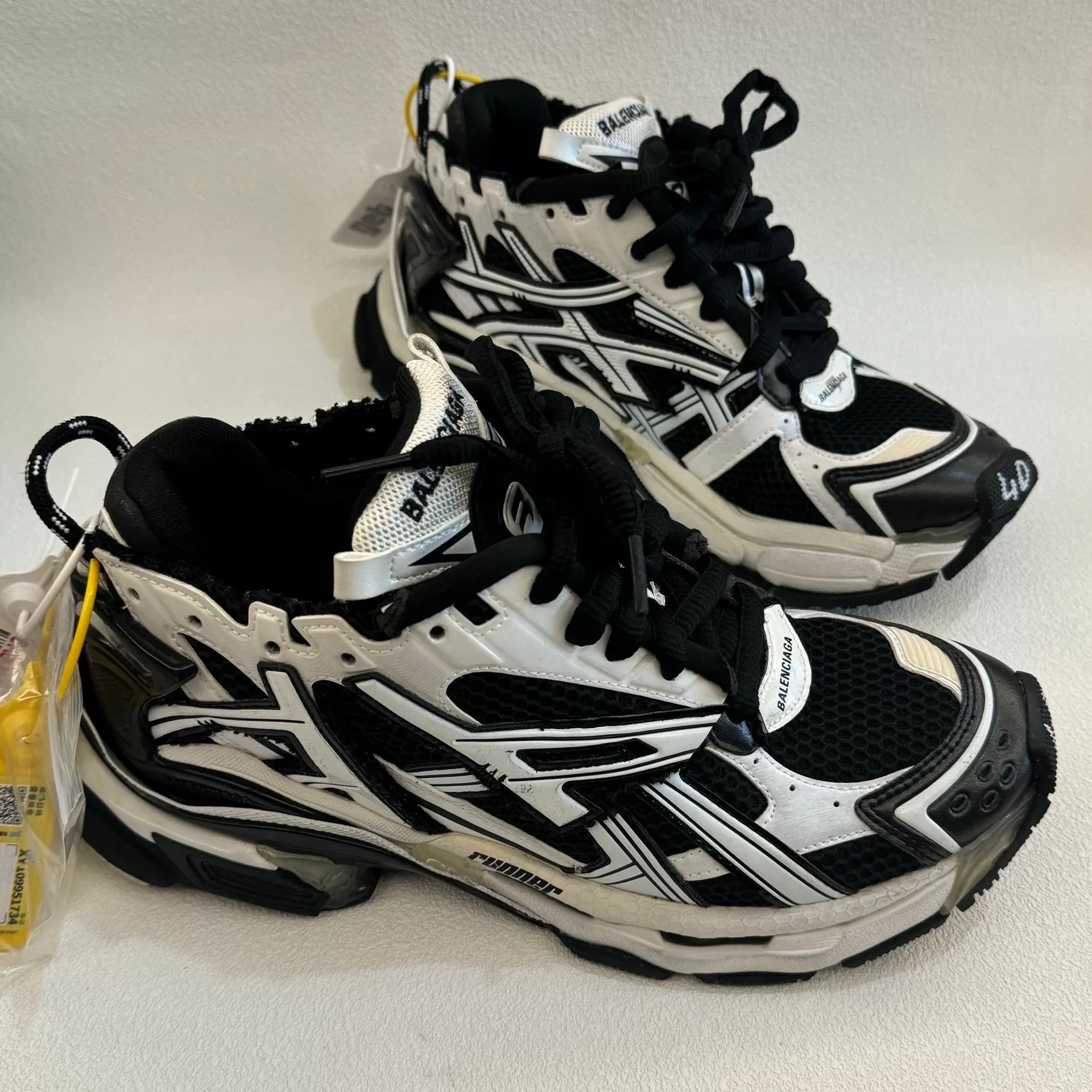 Balenciaga balenciaga runner black and white sneakers Size US 7.5 / EU 40-41 - 4 Thumbnail
