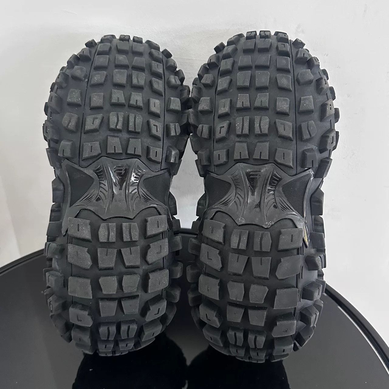 Balenciaga balenciaga defender retro low-top sneakers Size US 11 / EU 44 - 6 Thumbnail