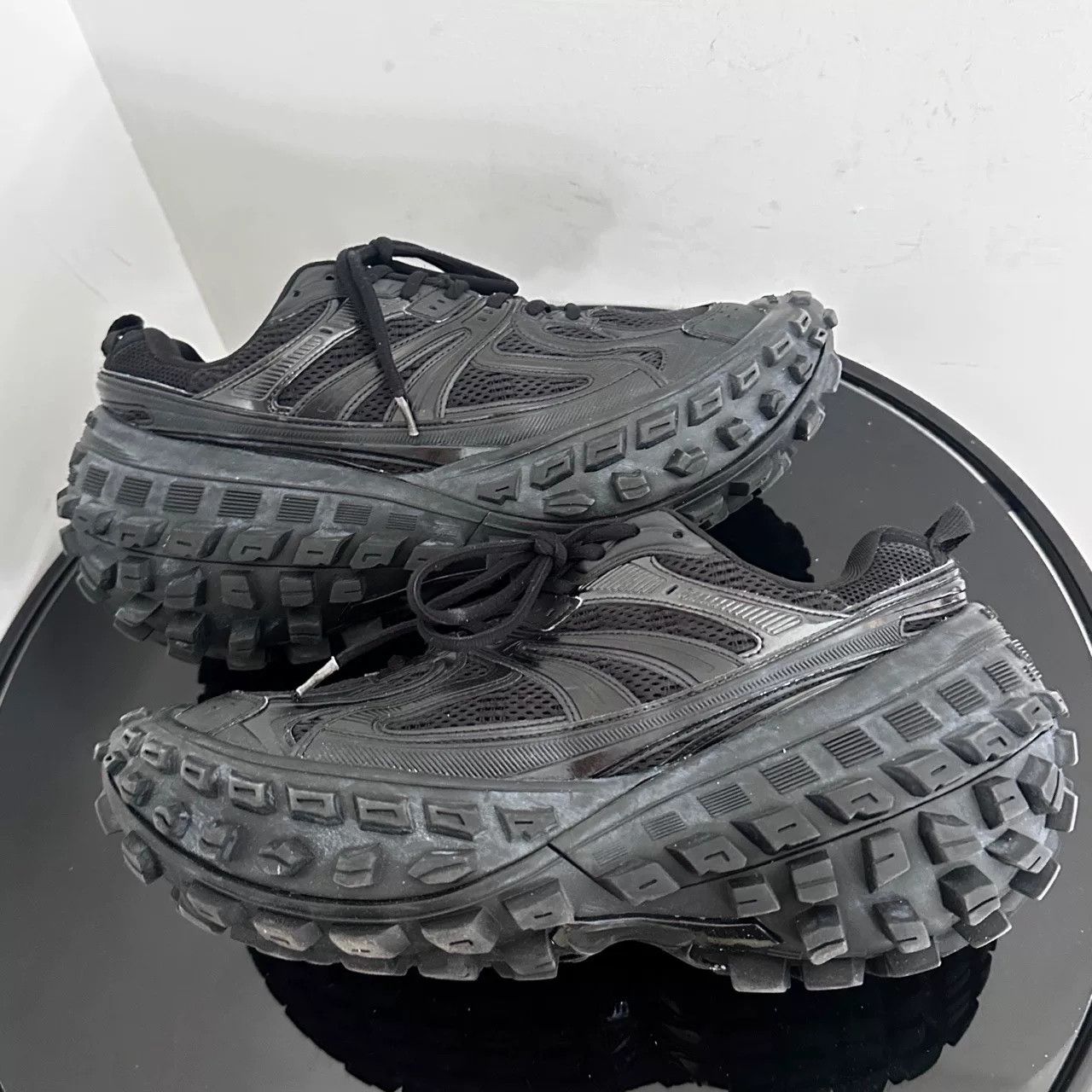 Balenciaga balenciaga defender retro low-top sneakers Size US 11 / EU 44 - 5 Thumbnail