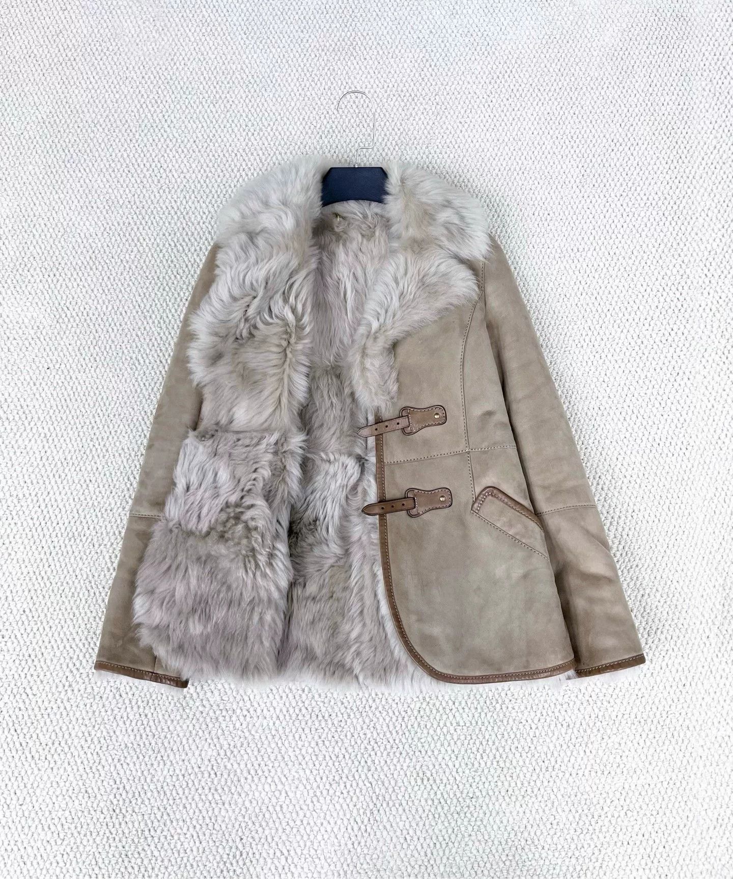 Gucci luxurious beige shearling jacket with gold chain Size S / US 4 / IT 40 - 6 Thumbnail