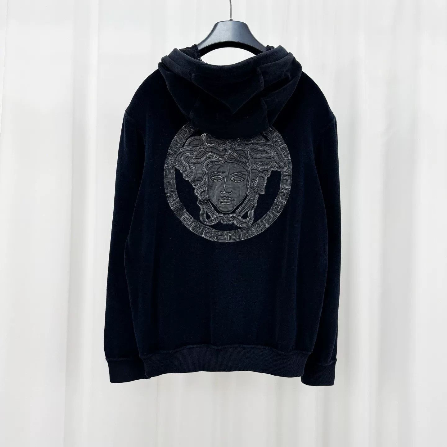 Versace versace black velvet zip-up hoodie jacket Size XS / US 0-2 / IT 36-38 - 2 Thumbnail