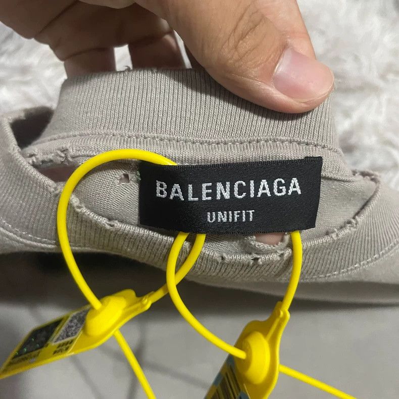 Balenciaga Balenciaga Fuzzy Logo Distressed T-Shirt Size US XS / EU 42 / 0 - 3 Thumbnail