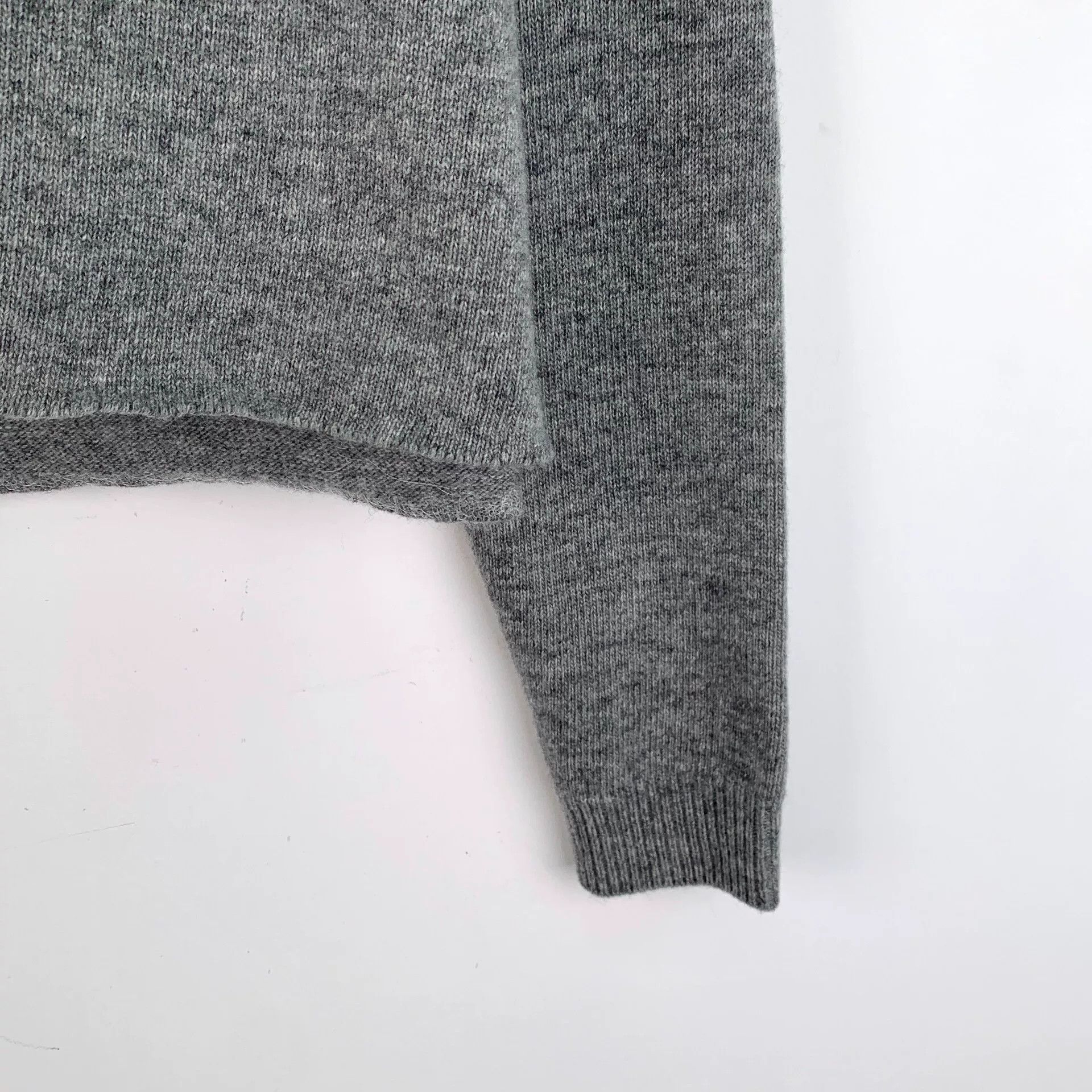 Miu Miu miu miu grey v-neck long sleeve sweater Size US S / EU 44-46 / 1 - 4 Thumbnail