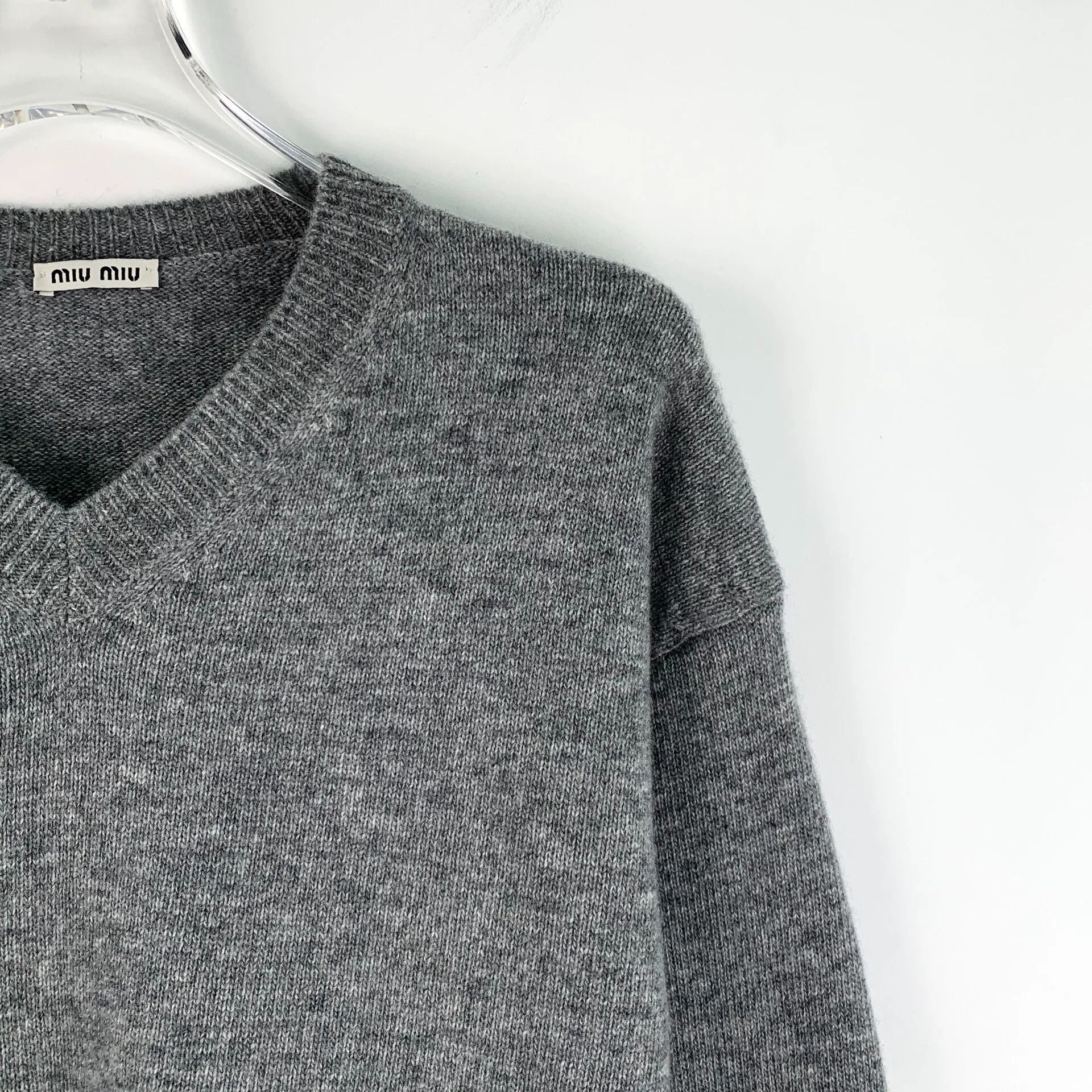 Miu Miu miu miu grey v-neck long sleeve sweater Size US S / EU 44-46 / 1 - 3 Thumbnail