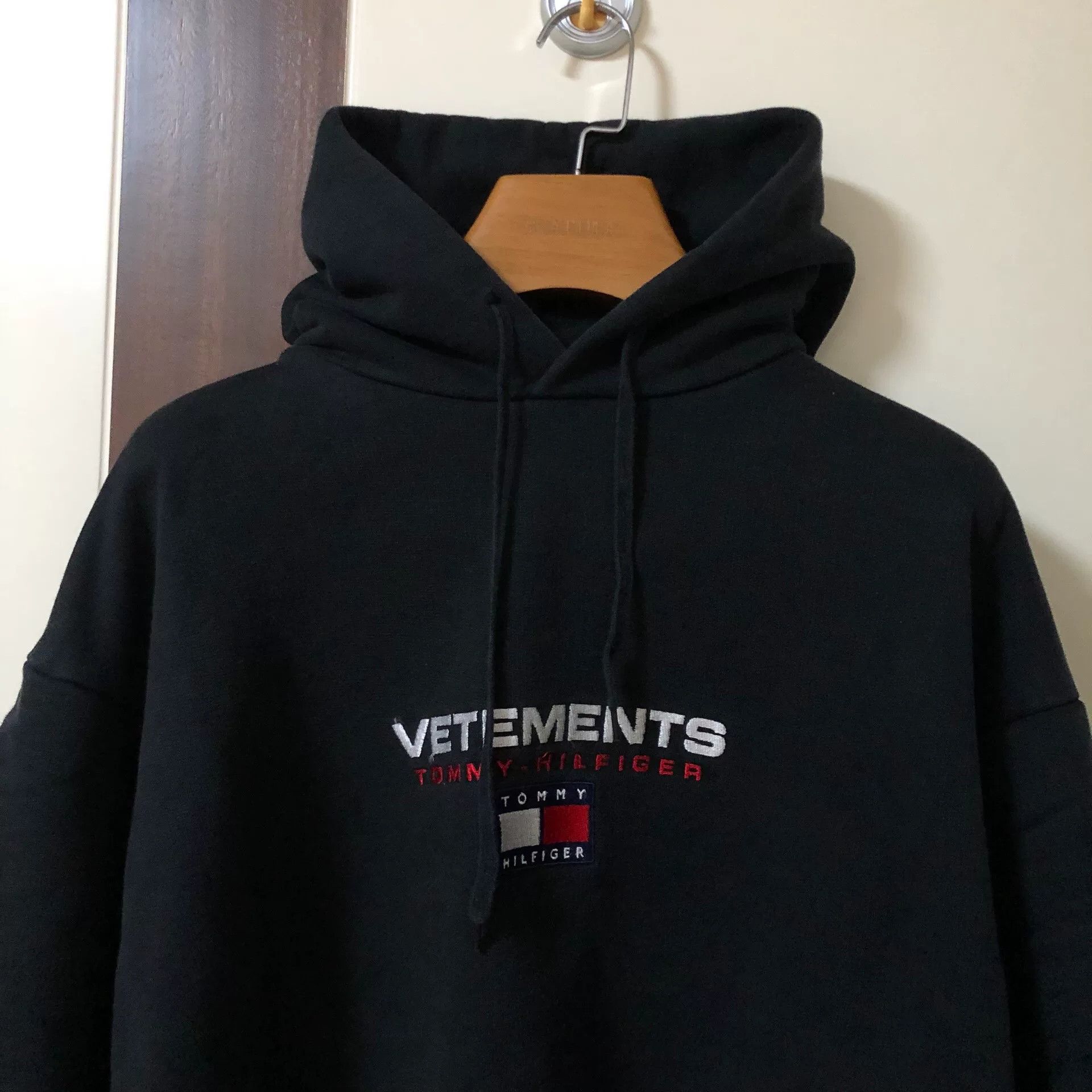 Vetements Vetements Tommy Collaboration Layered Look Hoodie Size US S / EU 44-46 / 1 - 2 Thumbnail