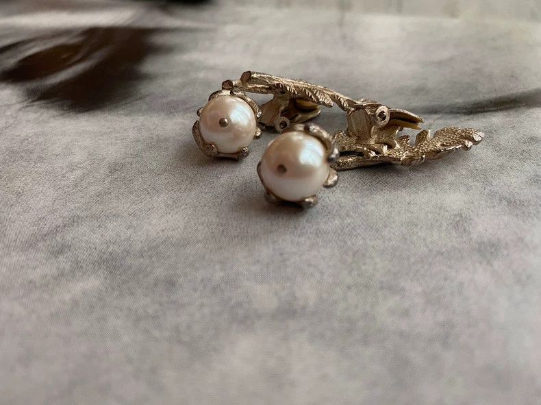 Kenzo 1990s Kenzo Silver Leaf Pearl Clip Earrings Size ONE SIZE - 3 Thumbnail