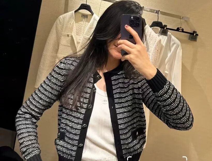 Chanel classic black and white knitted cardigan Size US M / EU 48-50 / 2 - 5 Thumbnail
