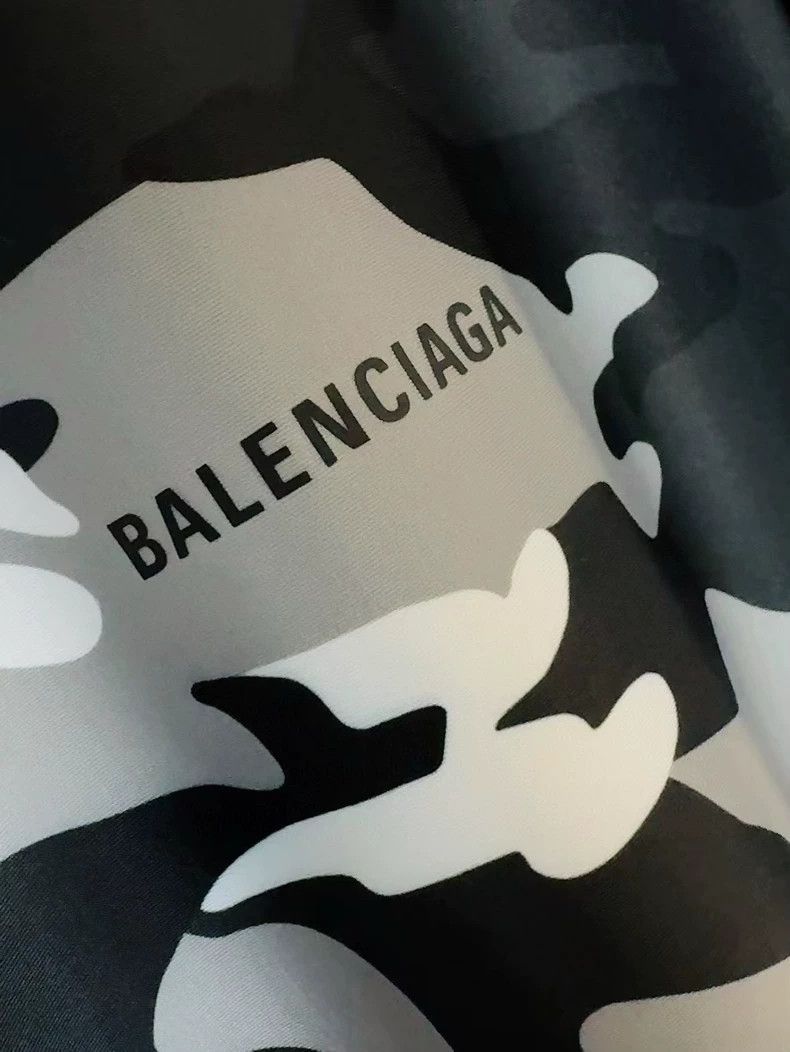 Balenciaga Balenciaga Camo Short Sleeve T-Shirt Size US S / EU 44-46 / 1 - 4 Thumbnail