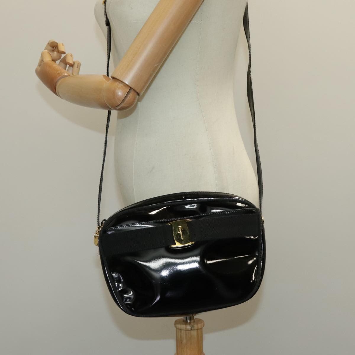 Salvatore Ferragamo Salvatore Ferragamo Vala Shoulder Bag Patent Leather Size ONE SIZE - 17 Thumbnail