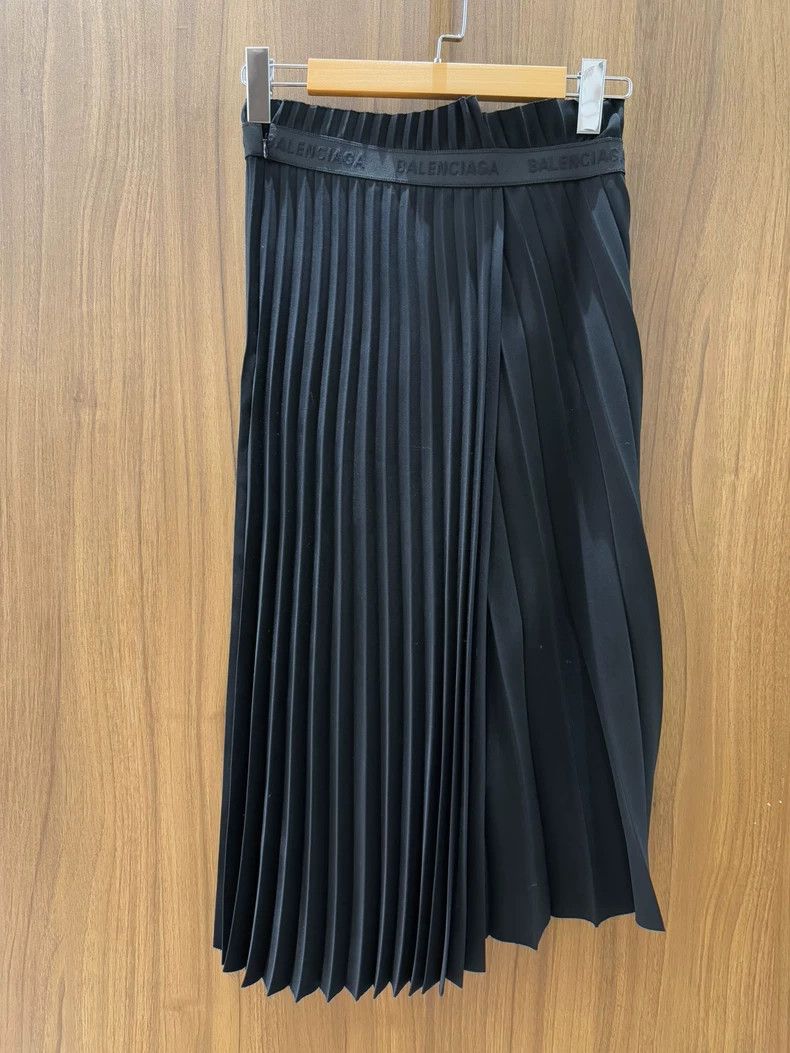 Balenciaga Balenciaga Black Pleated Asymmetric Skirt Size US 36 / EU 52 - 2 Thumbnail