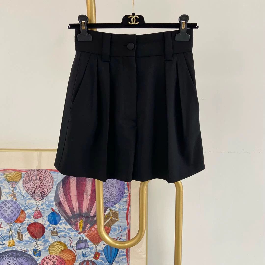Miu Miu black miu miu shorts size 38 Size US 38 / EU 54 - 2 Thumbnail