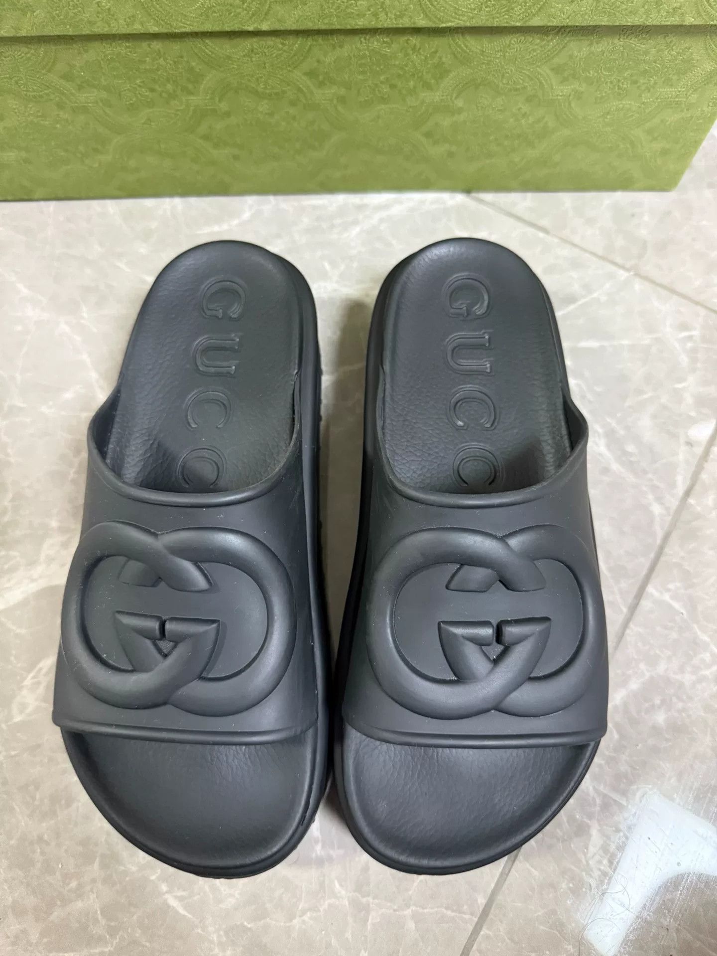 Gucci gucci interlocking rubber slide sandals for men Size US 8 / EU 41 - 4 Thumbnail