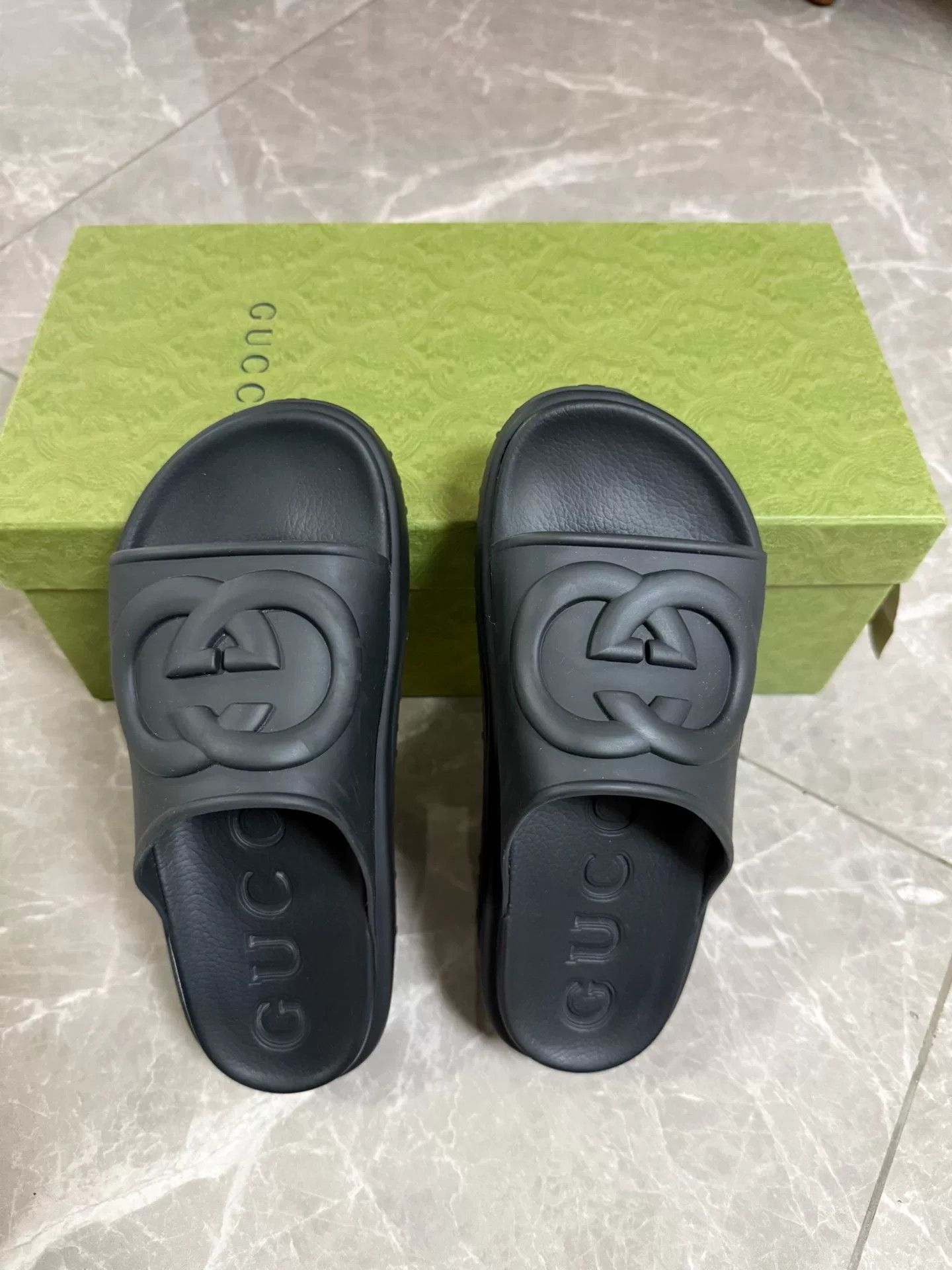 Gucci gucci interlocking rubber slide sandals for men Size US 8 / EU 41 - 2 Thumbnail