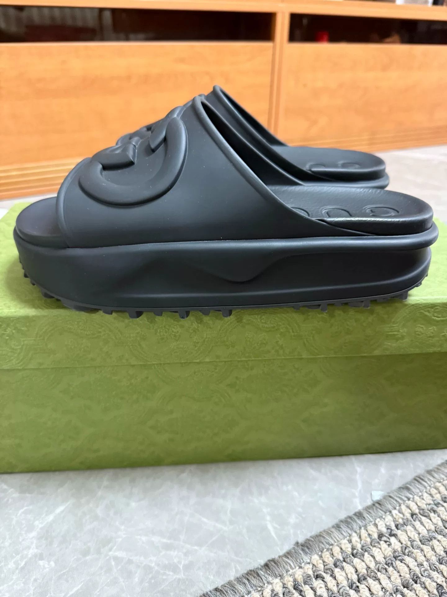 Gucci gucci interlocking rubber slide sandals for men Size US 8 / EU 41 - 3 Thumbnail