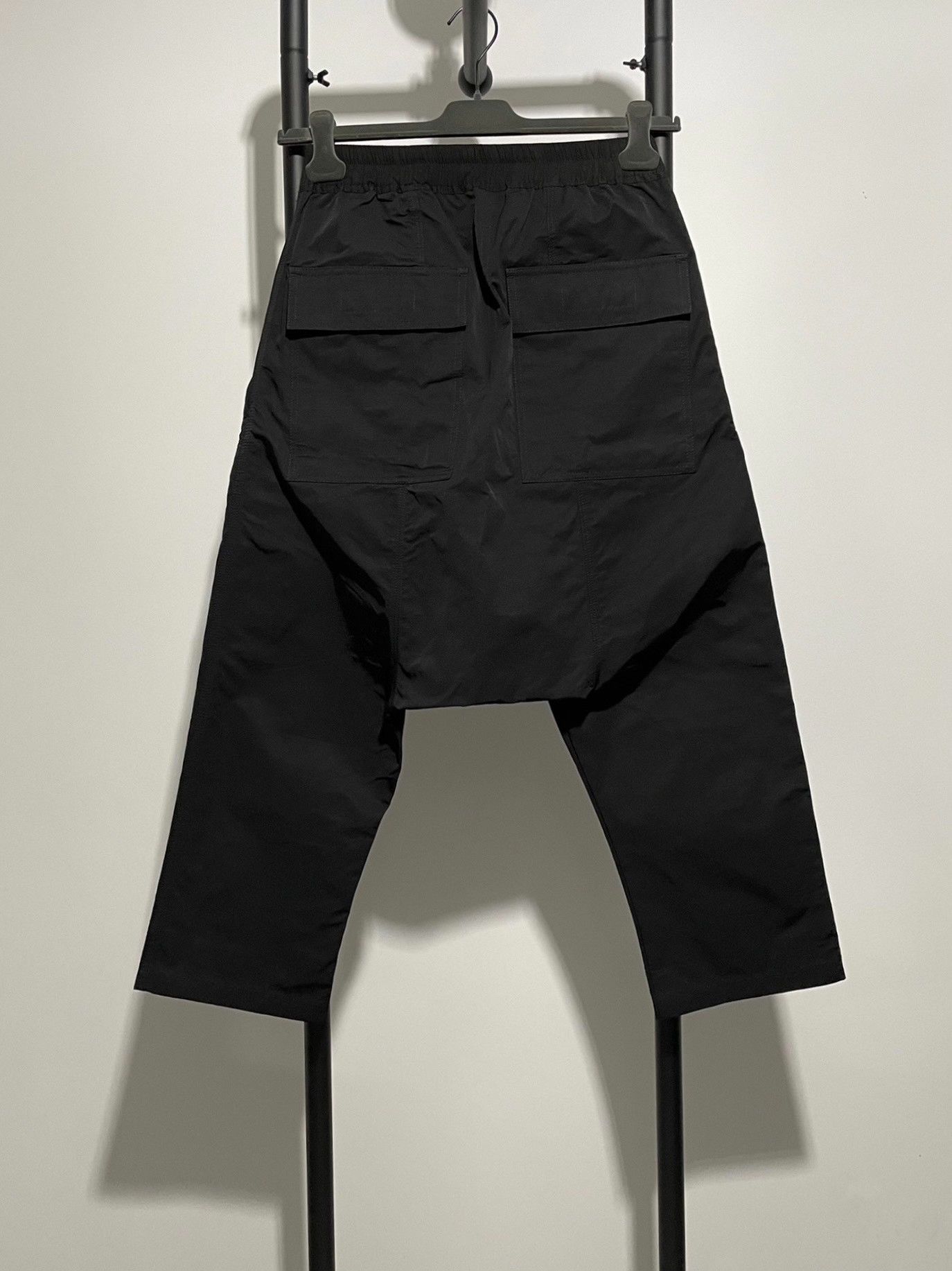 Rick Owens rick owens black cropped nylon pants Size US 34 / EU 50 - 2 Thumbnail