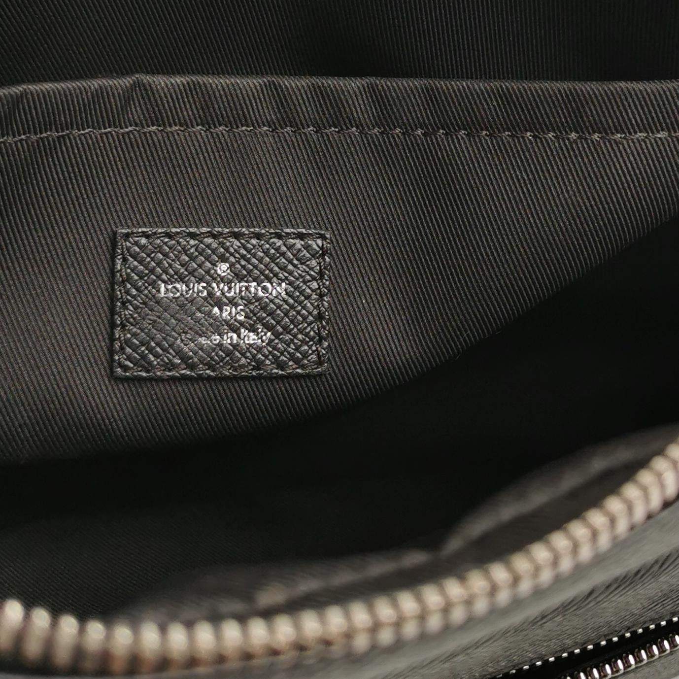 Louis Vuitton Louis Vuitton Outdoor Leather Zip Reporter Crossbody Size ONE SIZE - 16 Thumbnail