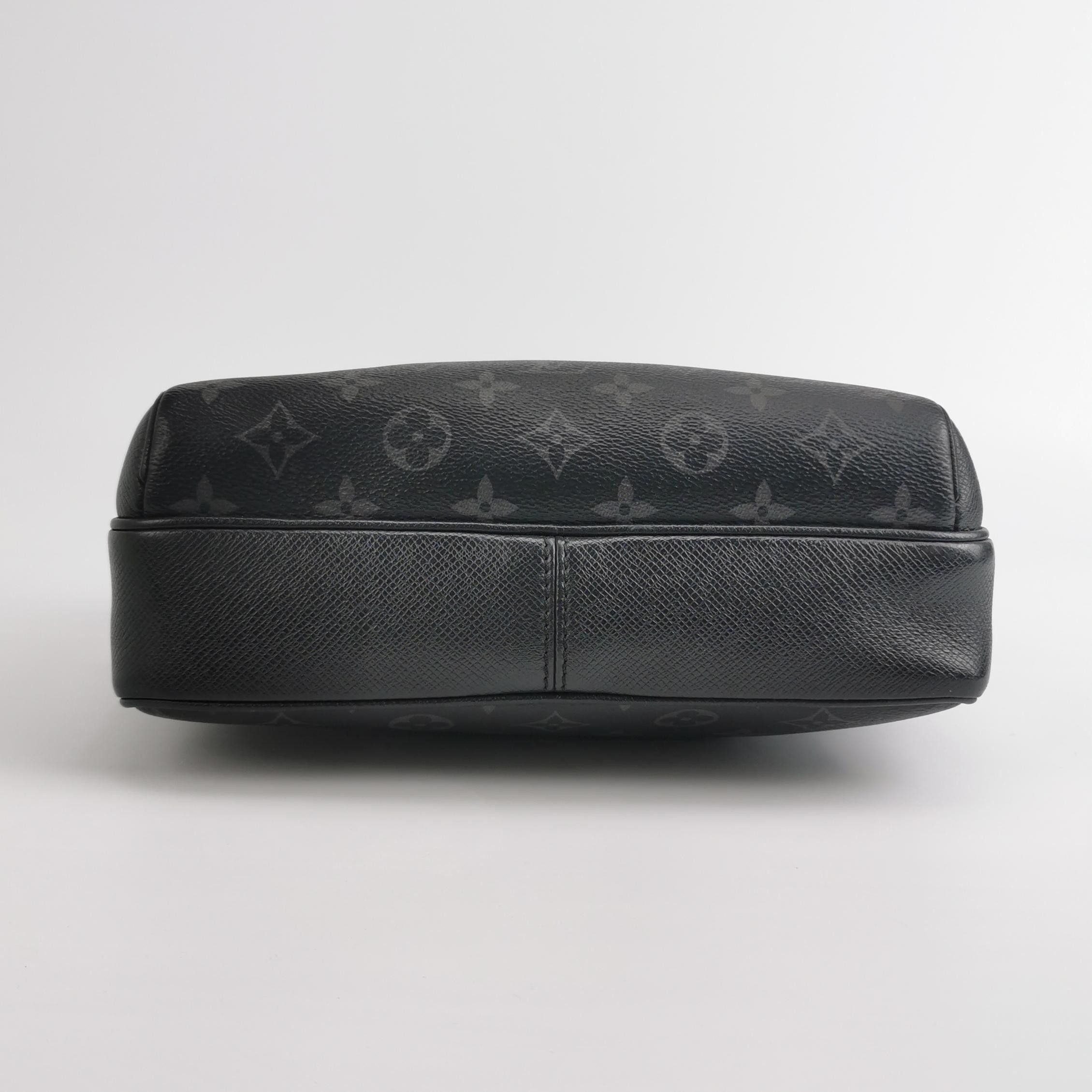 Louis Vuitton Louis Vuitton Outdoor Leather Zip Reporter Crossbody Size ONE SIZE - 12 Thumbnail