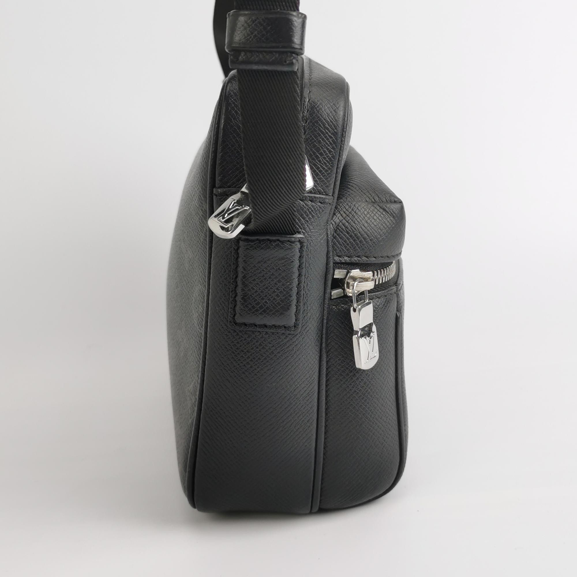 Louis Vuitton Louis Vuitton Outdoor Leather Zip Reporter Crossbody Size ONE SIZE - 7 Thumbnail