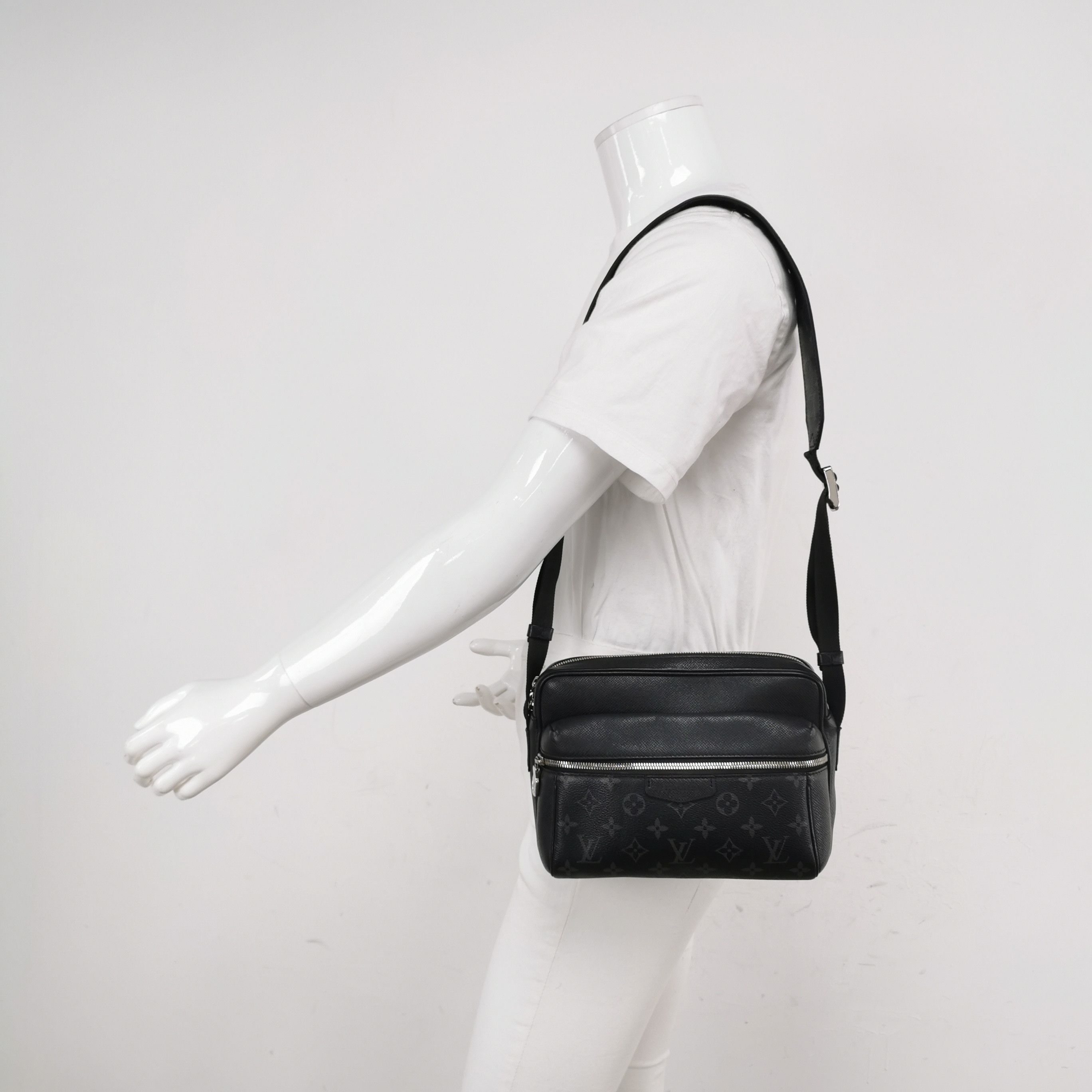 Louis Vuitton Louis Vuitton Outdoor Leather Zip Reporter Crossbody Size ONE SIZE - 3 Thumbnail