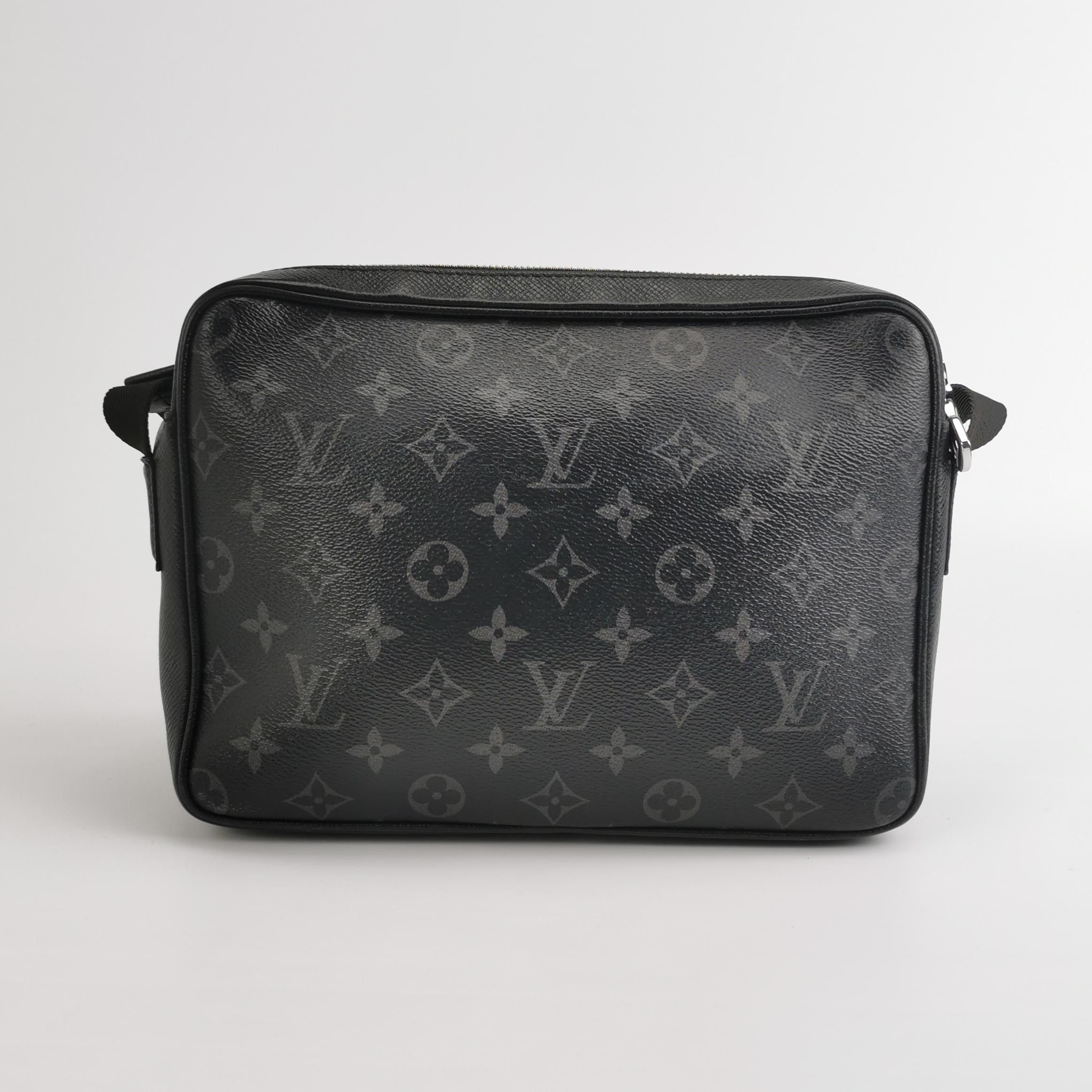 Louis Vuitton Louis Vuitton Outdoor Leather Zip Reporter Crossbody Size ONE SIZE - 9 Thumbnail