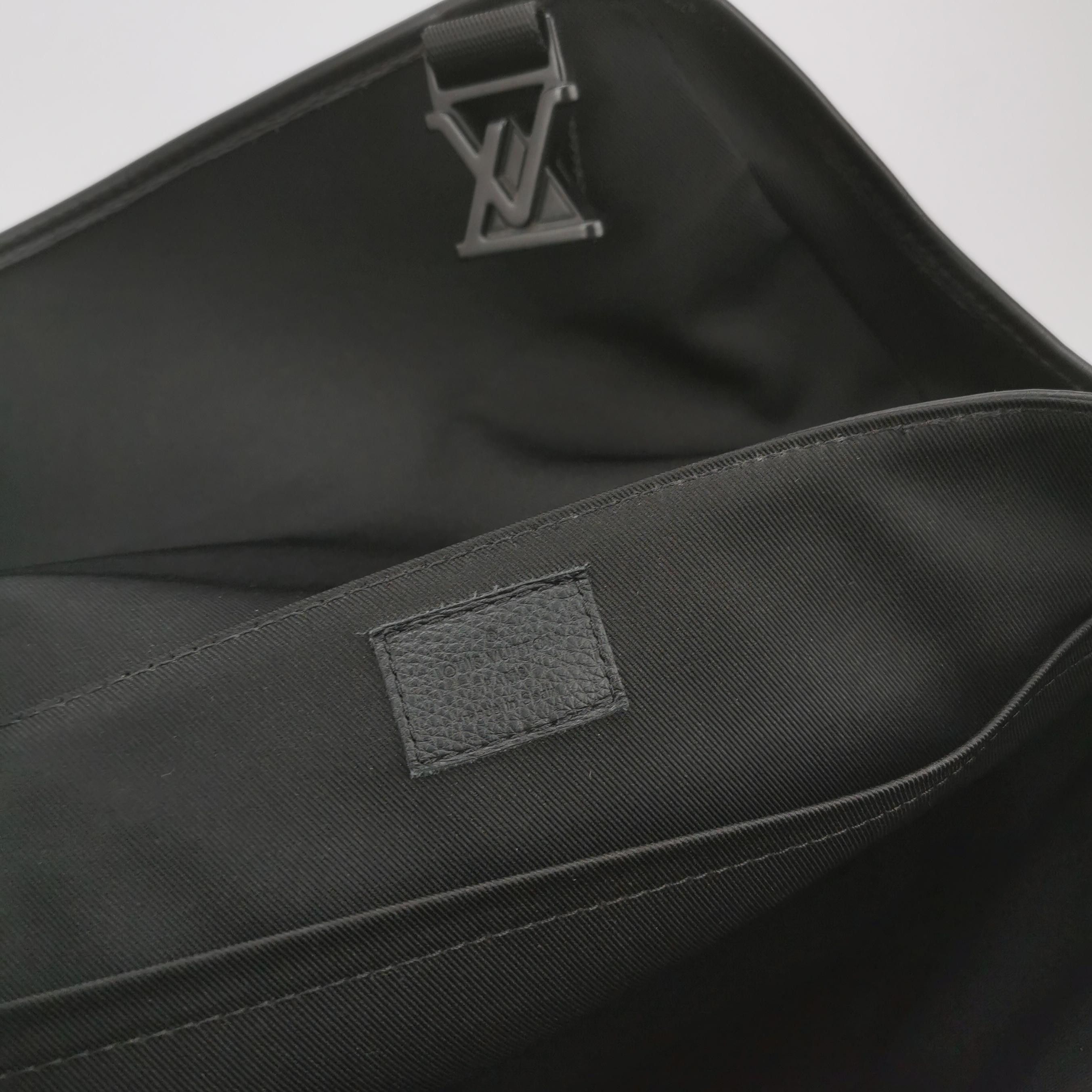 Louis Vuitton Louis Vuitton Porte Documents Voyage Leather Crossbody Bag Size ONE SIZE - 13 Thumbnail