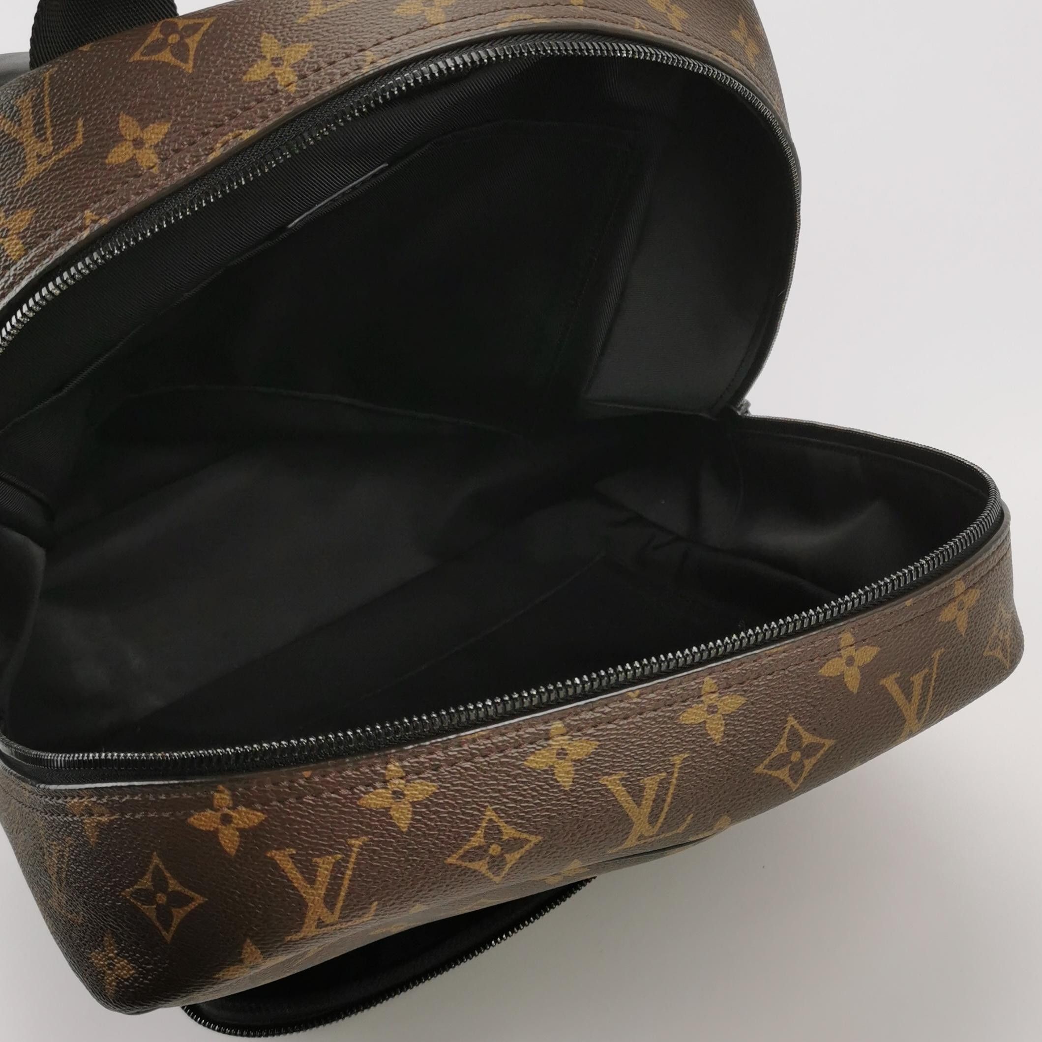 Louis Vuitton Louis Vuitton Dean Monogram Backpack (Chip) Size ONE SIZE - 14 Thumbnail