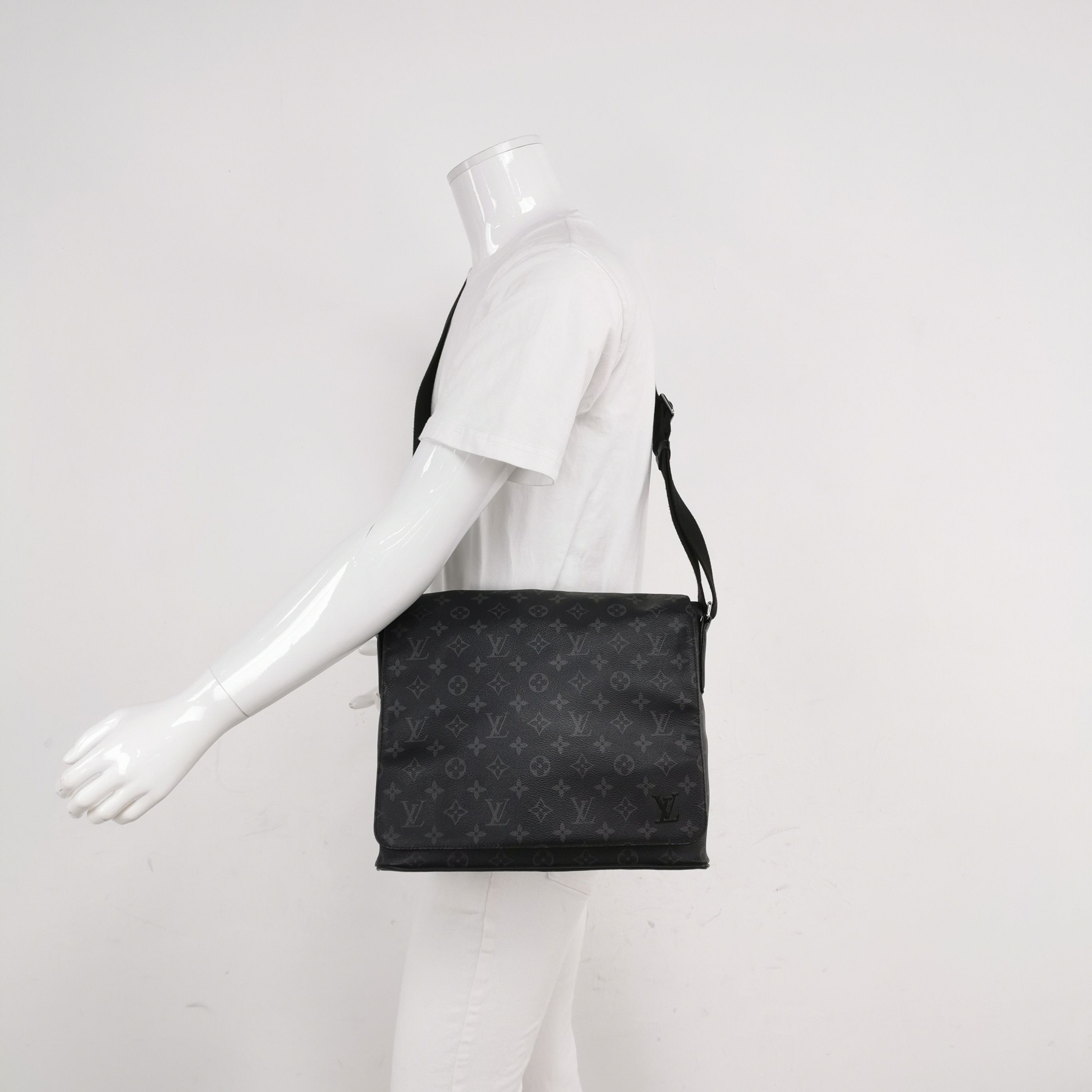 Louis Vuitton Louis Vuitton District Small Monogram Crossbody Bag Size ONE SIZE - 3 Thumbnail