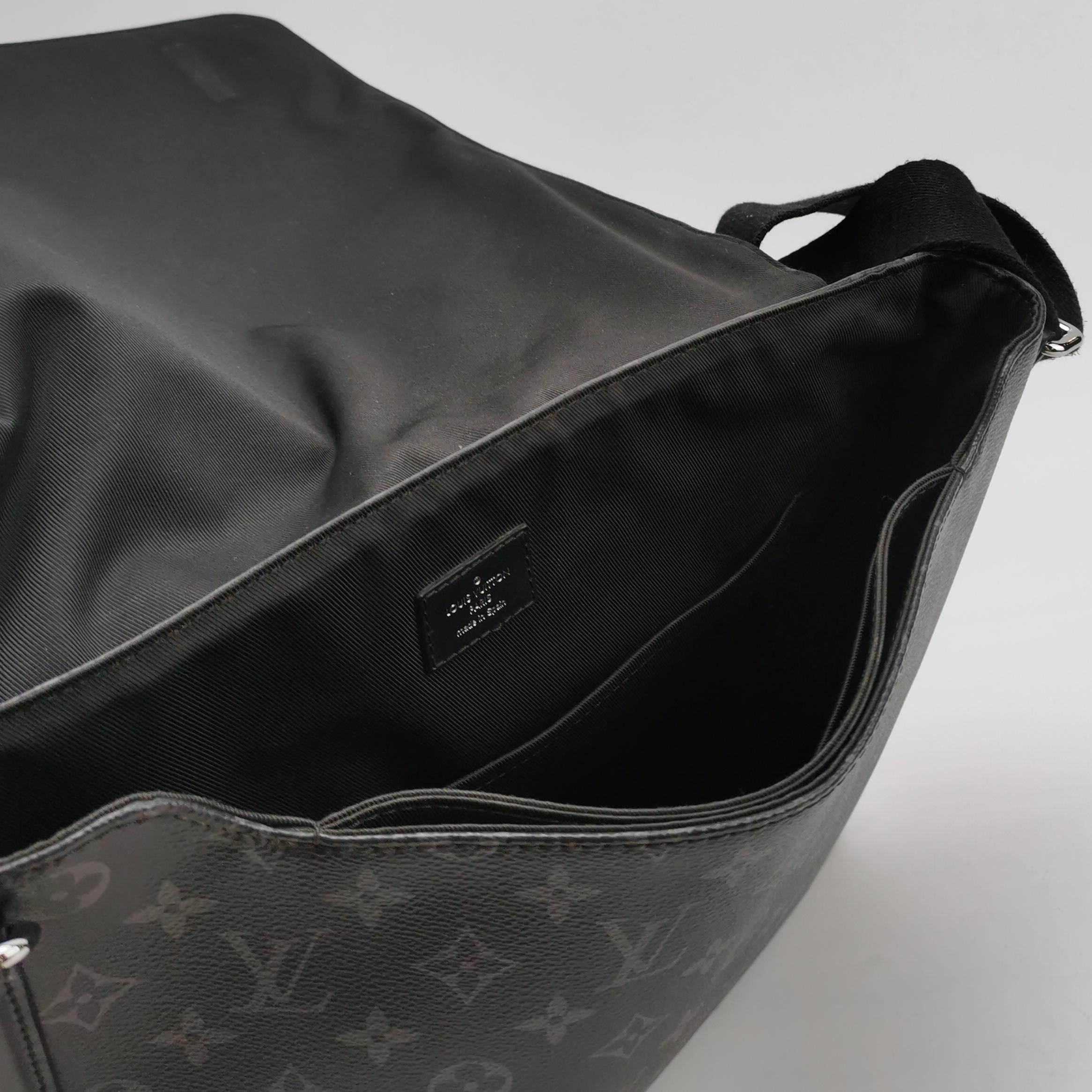Louis Vuitton Louis Vuitton District Small Monogram Crossbody Bag Size ONE SIZE - 13 Thumbnail