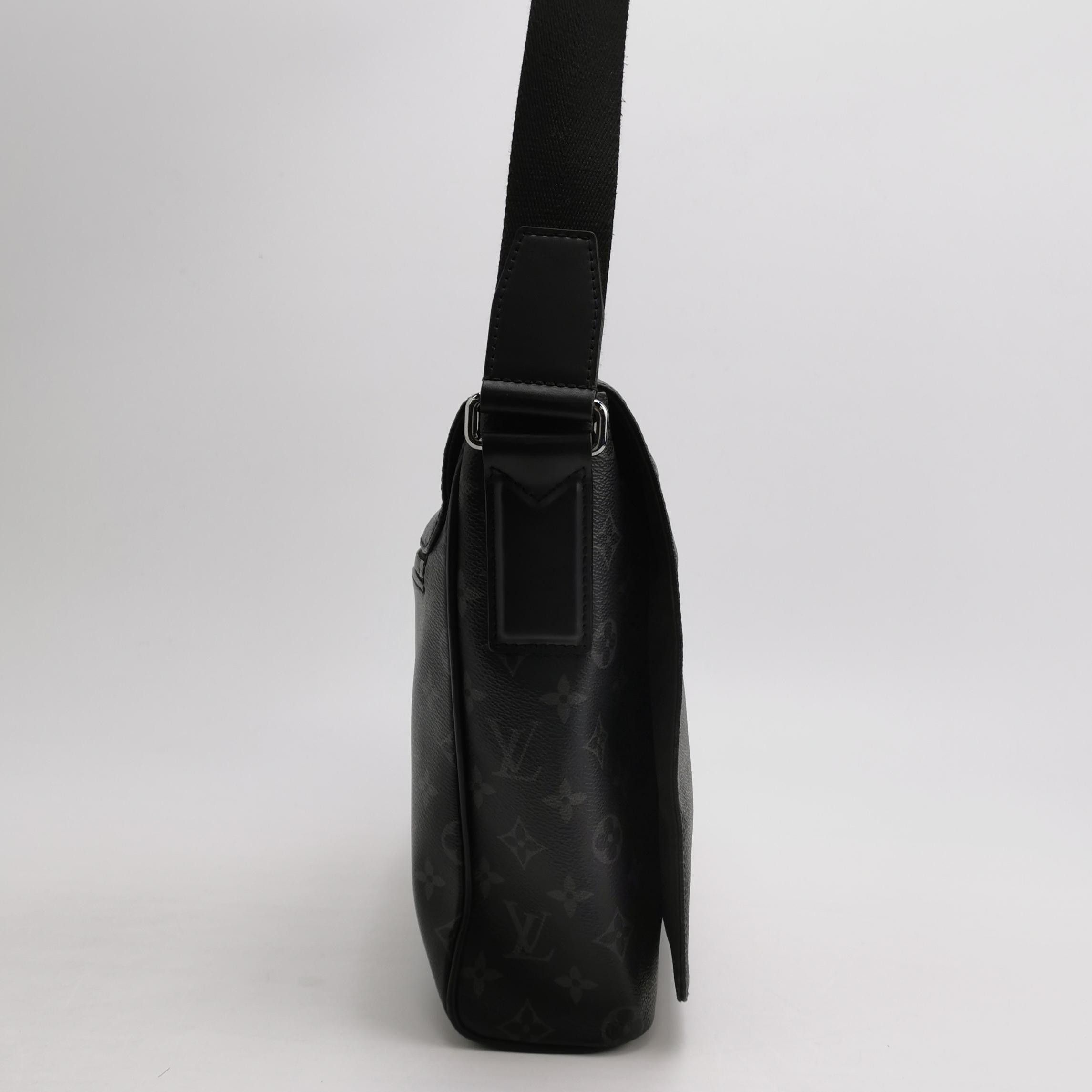 Louis Vuitton Louis Vuitton District Small Monogram Crossbody Bag Size ONE SIZE - 7 Thumbnail