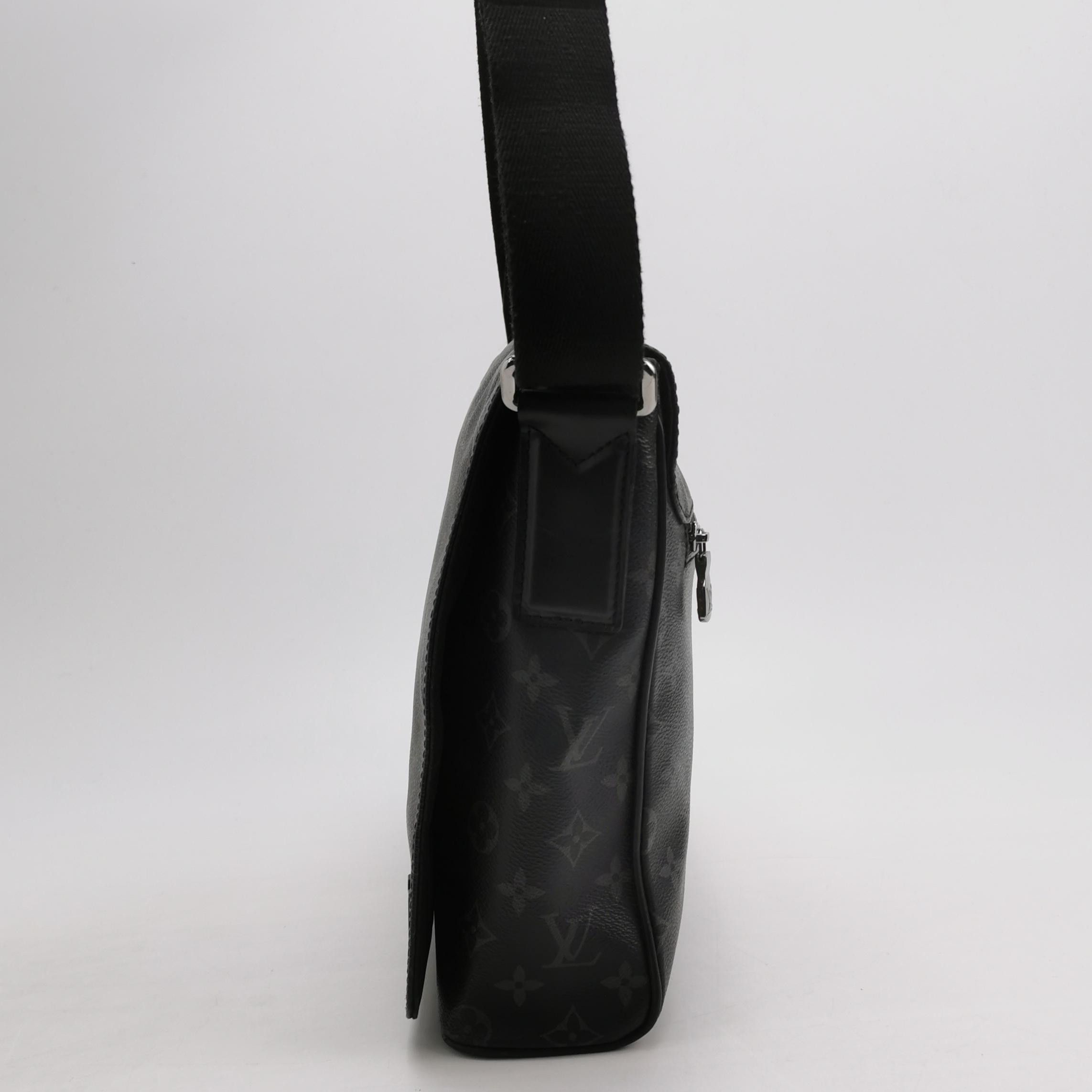 Louis Vuitton Louis Vuitton District Small Monogram Crossbody Bag Size ONE SIZE - 5 Thumbnail