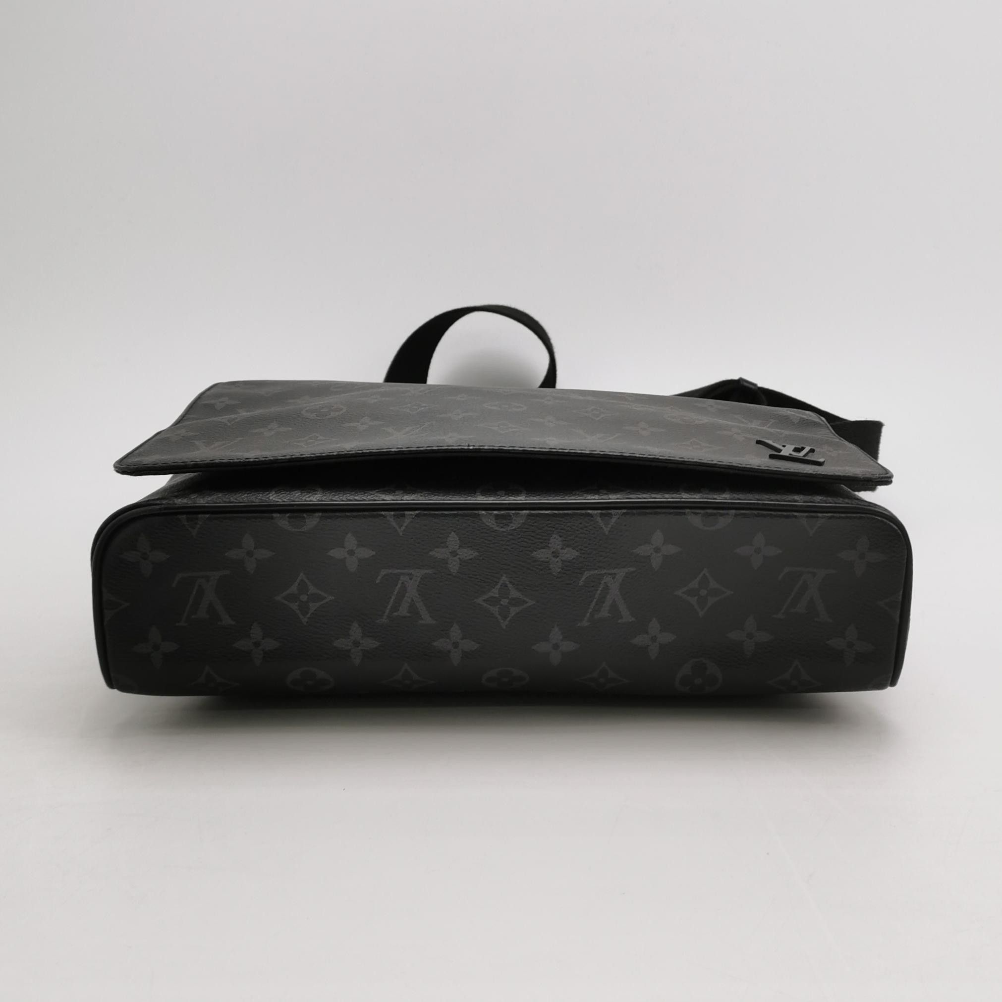 Louis Vuitton Louis Vuitton District Small Monogram Crossbody Bag Size ONE SIZE - 12 Thumbnail