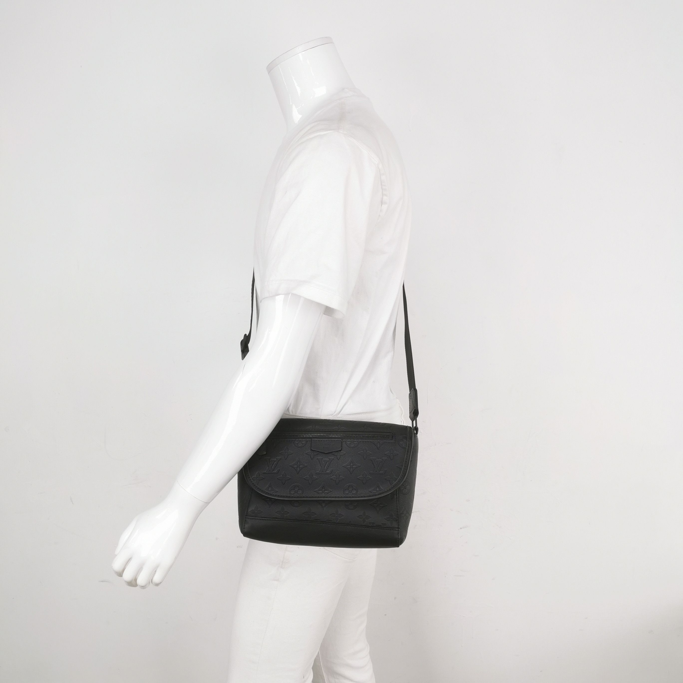 Louis Vuitton Louis Vuitton Black Monogram Embossed Messenger Crossbody Size ONE SIZE - 3 Thumbnail