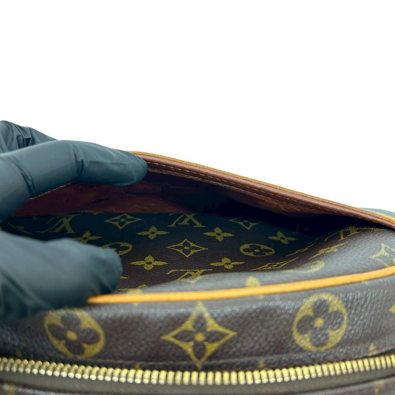 Louis Vuitton Louis Vuitton Louis Vuitton Blois Monogram Leather Shoulder Bag Canvas Shoulder Bag DUTY FREE for USA Size ONE SIZE - 11 Thumbnail