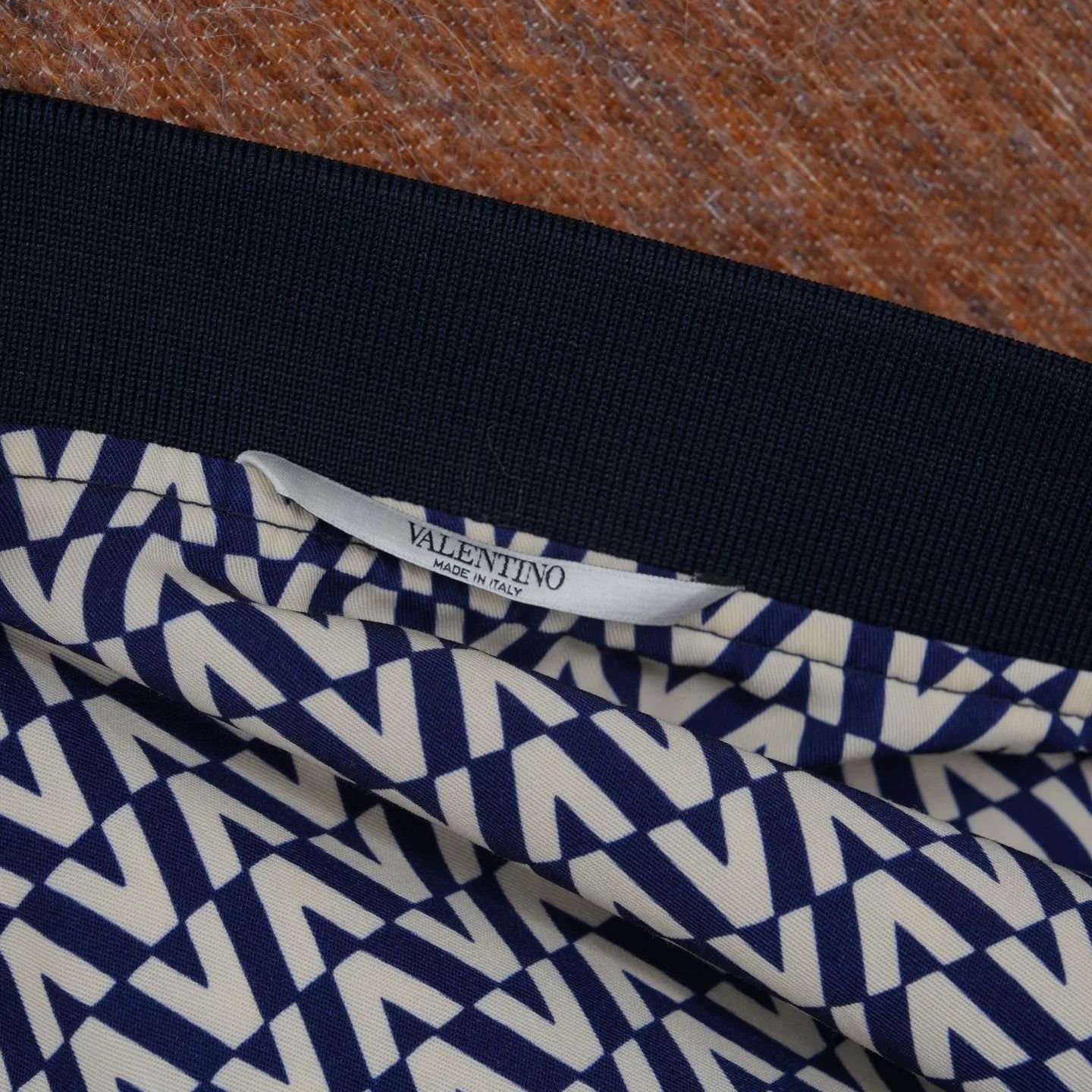 Valentino valentino v logo full print jacket size 44 Size US L / EU 52-54 / 3 - 8 Thumbnail